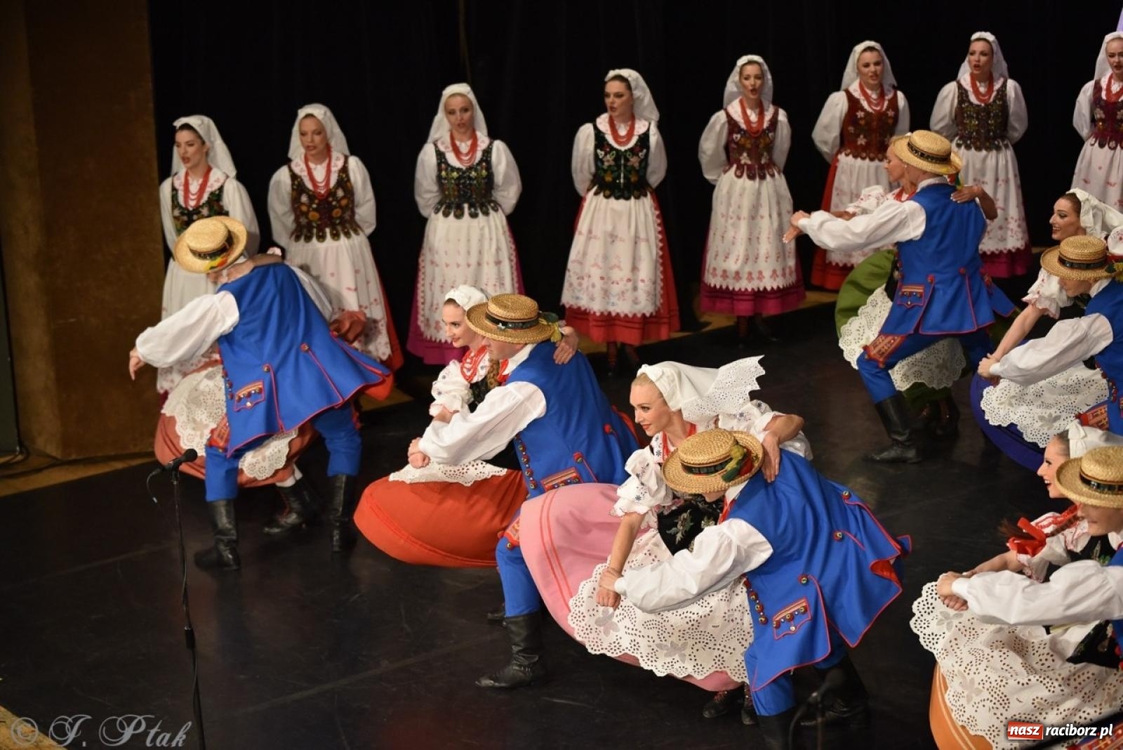 Zdjęcie w galerii na portalu naszraciborz.pl: ZPiT ŚLĄSK wrócił do Raciborza. Wyśmienity koncert na deskach RCK-u wiadomości z regionu