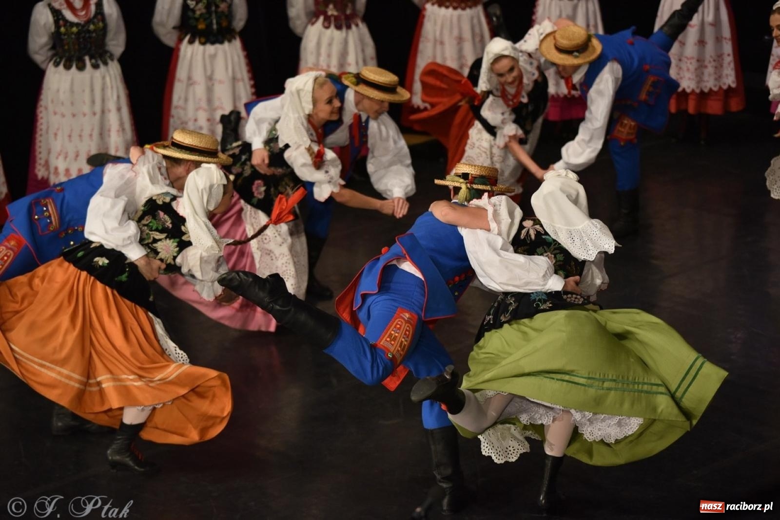 Zdjęcie w galerii na portalu naszraciborz.pl: ZPiT ŚLĄSK wrócił do Raciborza. Wyśmienity koncert na deskach RCK-u wiadomości z regionu