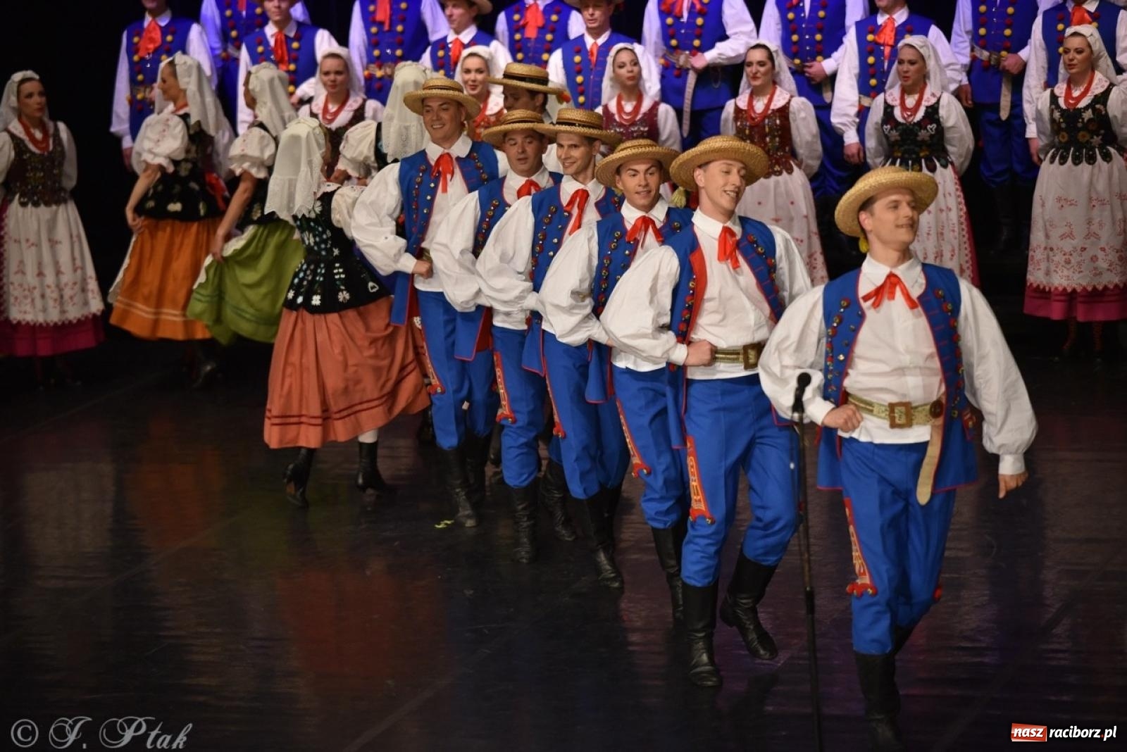 Zdjęcie w galerii na portalu naszraciborz.pl: ZPiT ŚLĄSK wrócił do Raciborza. Wyśmienity koncert na deskach RCK-u wiadomości z regionu