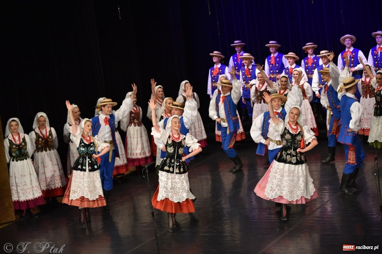 Zdjęcie w galerii na portalu naszraciborz.pl: ZPiT ŚLĄSK wrócił do Raciborza. Wyśmienity koncert na deskach RCK-u wiadomości z regionu