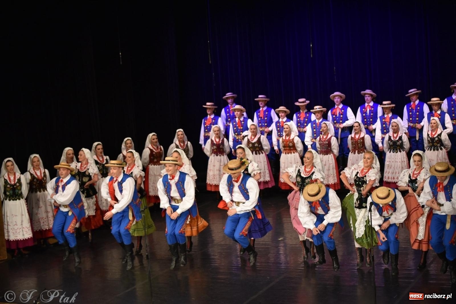 Zdjęcie w galerii na portalu naszraciborz.pl: ZPiT ŚLĄSK wrócił do Raciborza. Wyśmienity koncert na deskach RCK-u wiadomości z regionu