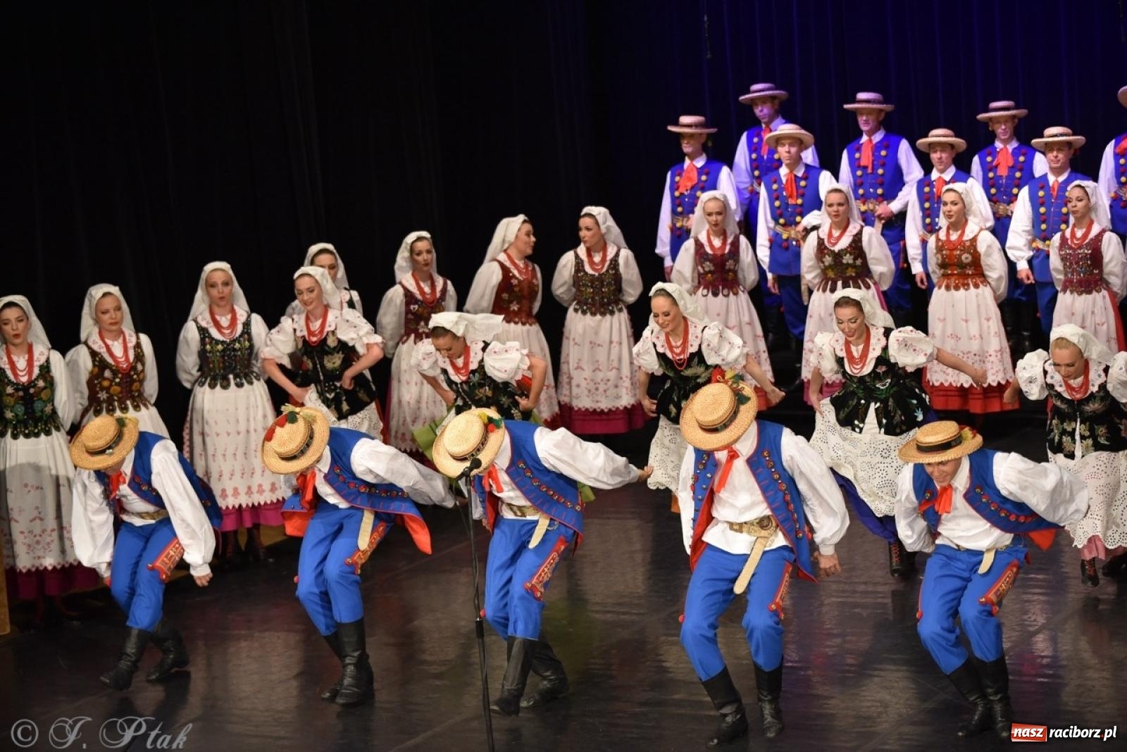 Zdjęcie w galerii na portalu naszraciborz.pl: ZPiT ŚLĄSK wrócił do Raciborza. Wyśmienity koncert na deskach RCK-u wiadomości z regionu