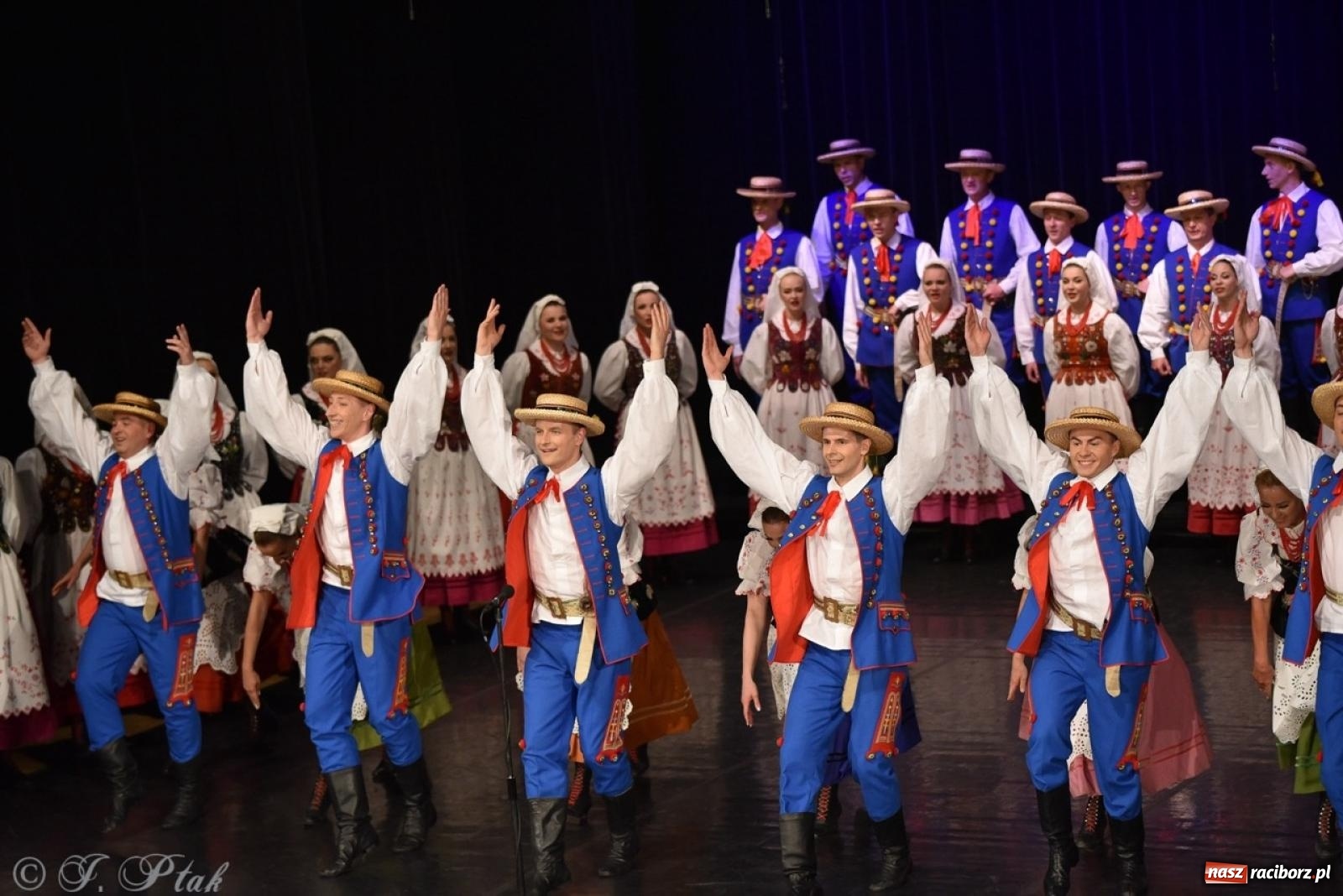 Zdjęcie w galerii na portalu naszraciborz.pl: ZPiT ŚLĄSK wrócił do Raciborza. Wyśmienity koncert na deskach RCK-u wiadomości z regionu