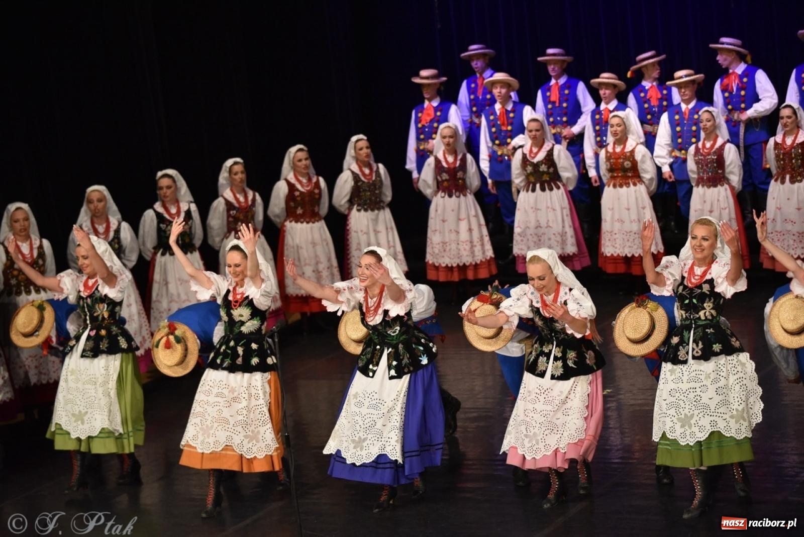 Zdjęcie w galerii na portalu naszraciborz.pl: ZPiT ŚLĄSK wrócił do Raciborza. Wyśmienity koncert na deskach RCK-u wiadomości z regionu