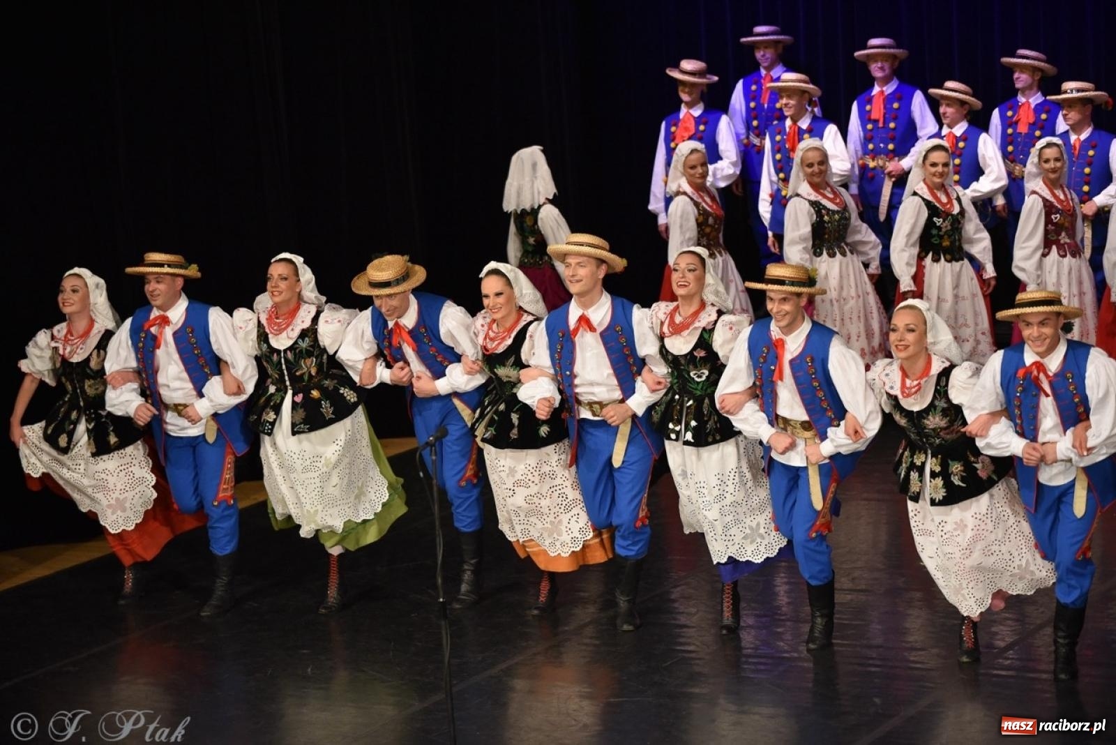 Zdjęcie w galerii na portalu naszraciborz.pl: ZPiT ŚLĄSK wrócił do Raciborza. Wyśmienity koncert na deskach RCK-u wiadomości z regionu