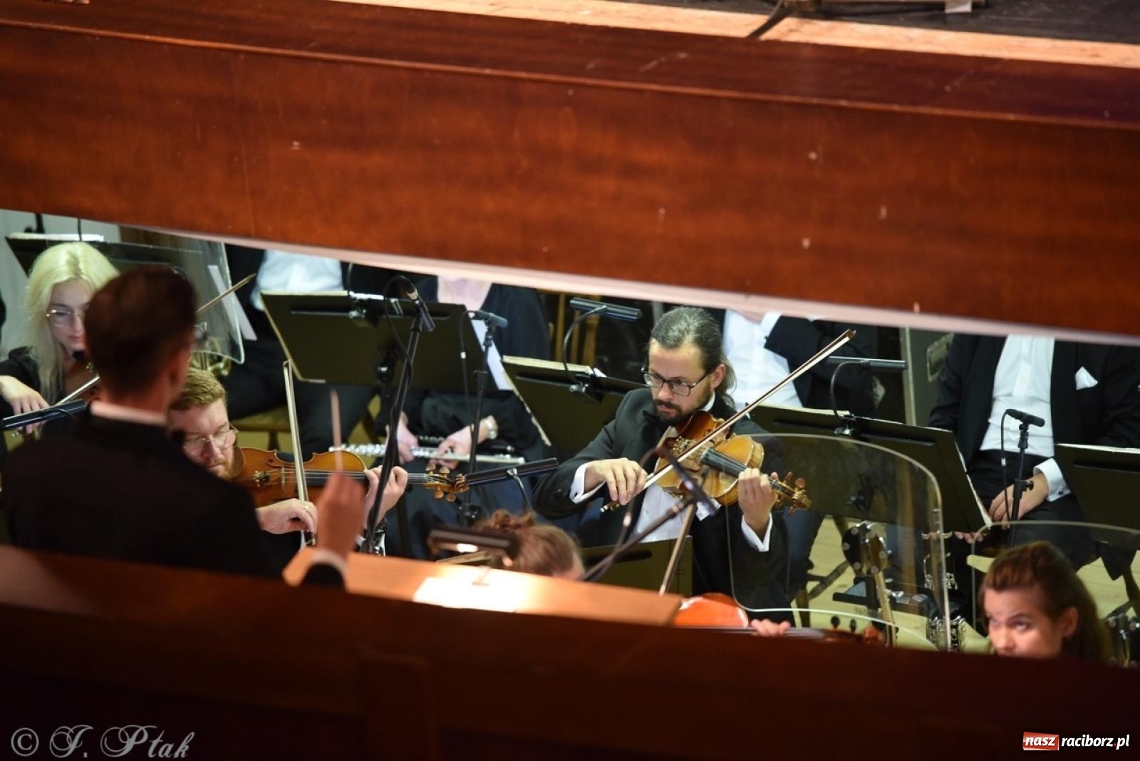 Zdjęcie w galerii na portalu naszraciborz.pl: ZPiT ŚLĄSK wrócił do Raciborza. Wyśmienity koncert na deskach RCK-u wiadomości z regionu