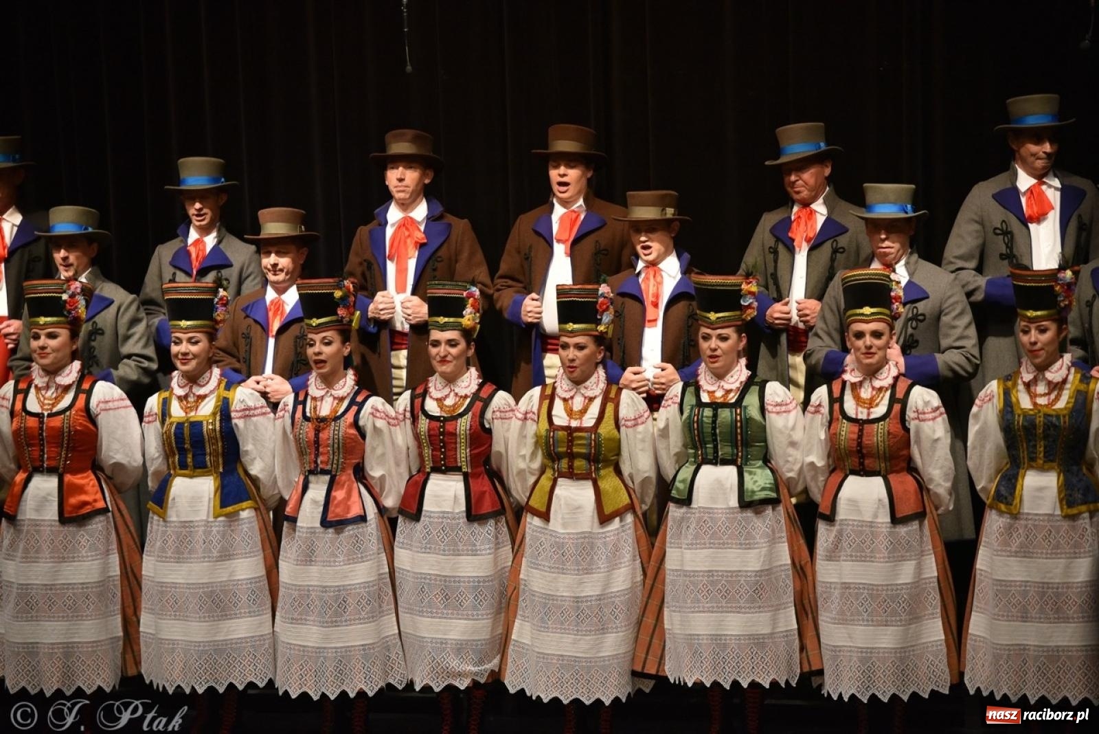 Zdjęcie w galerii na portalu naszraciborz.pl: ZPiT ŚLĄSK wrócił do Raciborza. Wyśmienity koncert na deskach RCK-u wiadomości z regionu