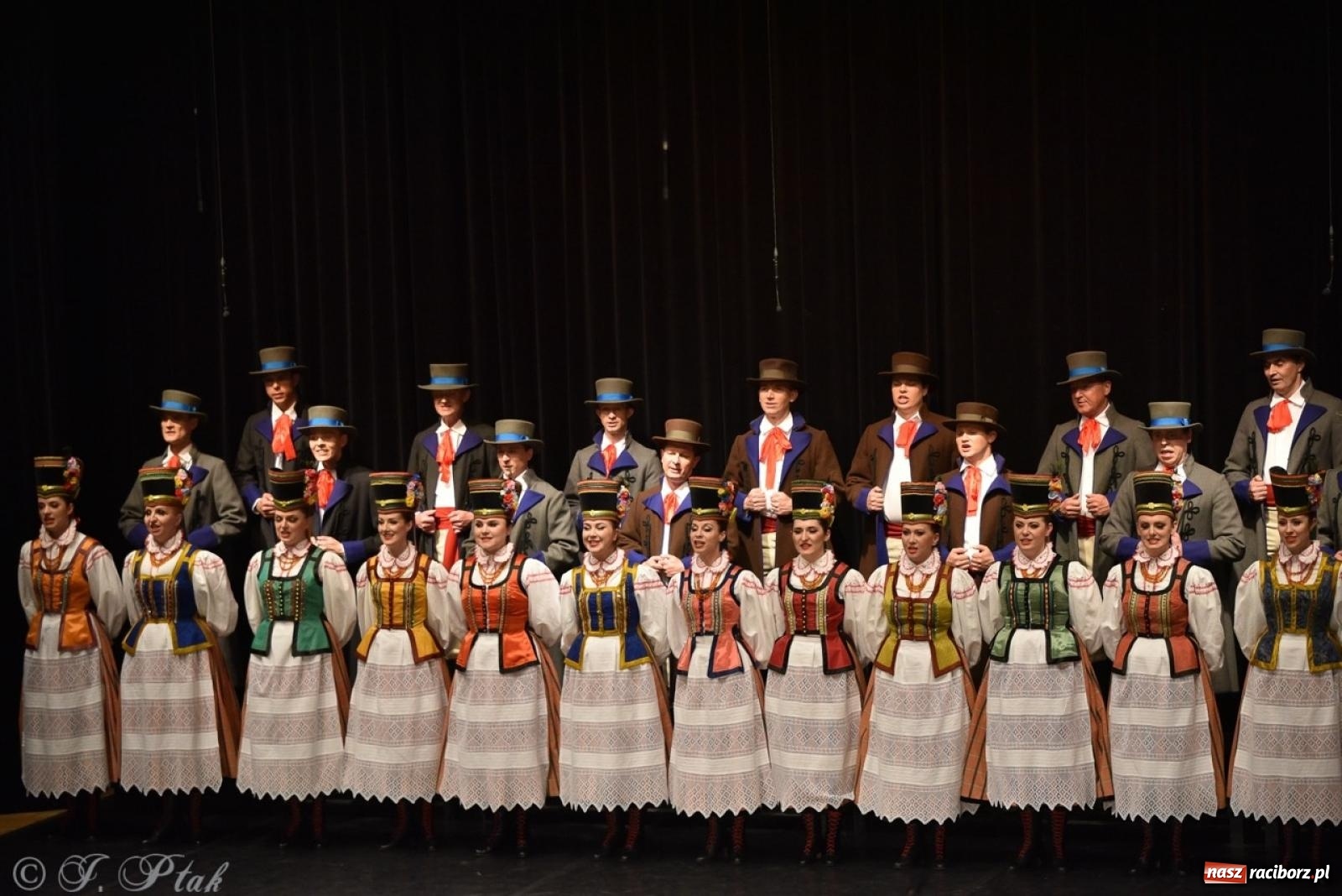 Zdjęcie w galerii na portalu naszraciborz.pl: ZPiT ŚLĄSK wrócił do Raciborza. Wyśmienity koncert na deskach RCK-u wiadomości z regionu