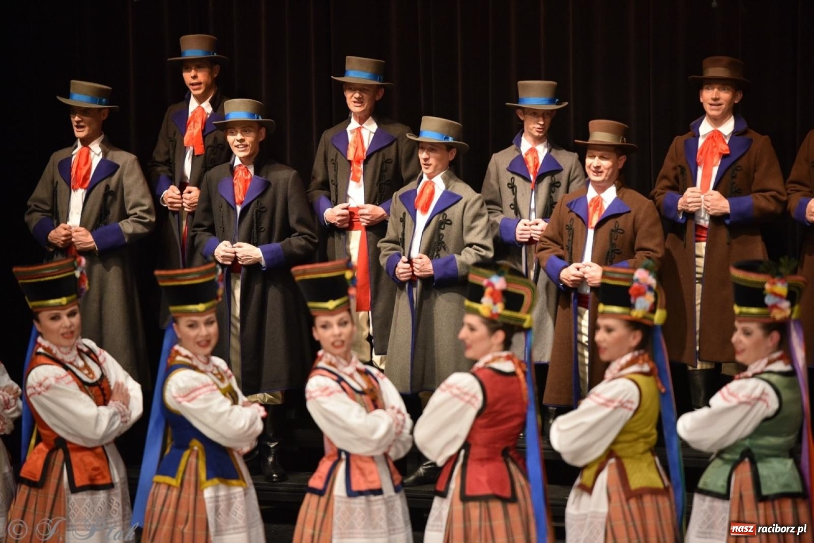 Zdjęcie w galerii na portalu naszraciborz.pl: ZPiT ŚLĄSK wrócił do Raciborza. Wyśmienity koncert na deskach RCK-u wiadomości z regionu