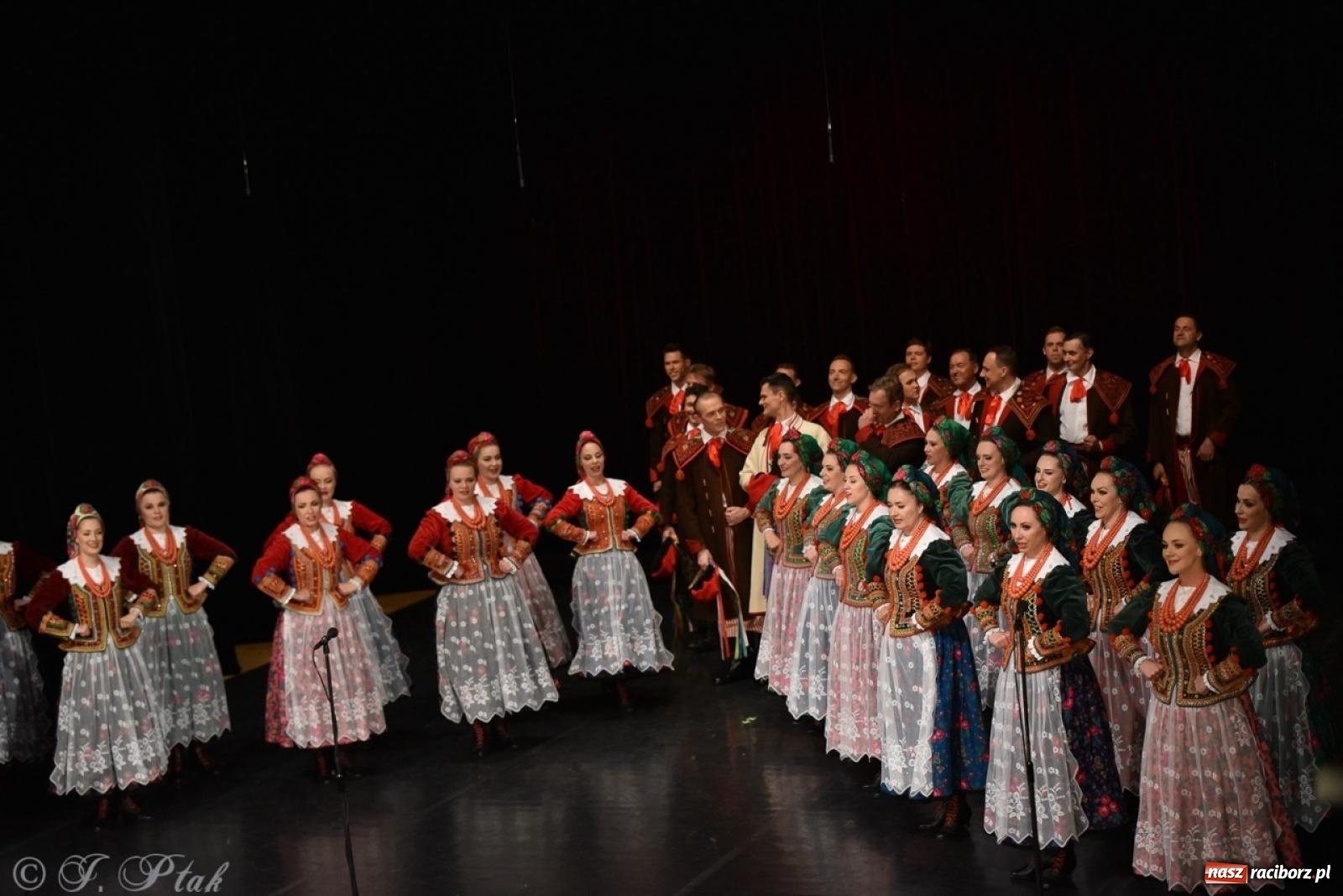 Zdjęcie w galerii na portalu naszraciborz.pl: ZPiT ŚLĄSK wrócił do Raciborza. Wyśmienity koncert na deskach RCK-u wiadomości z regionu