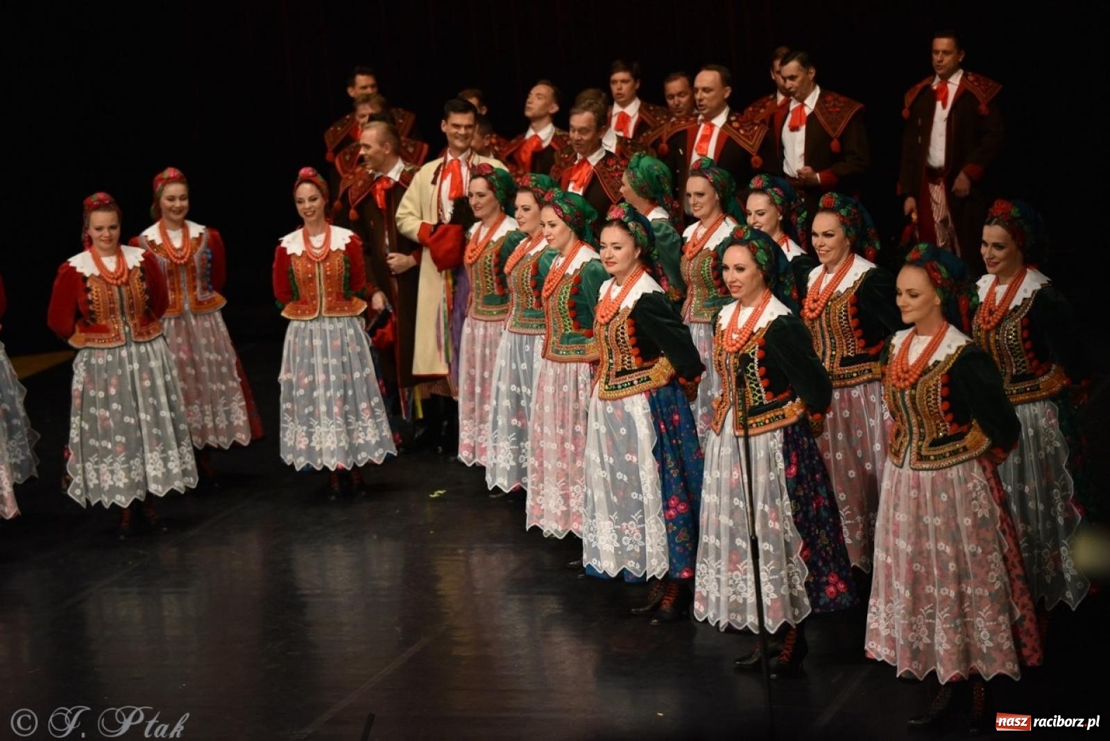 Zdjęcie w galerii na portalu naszraciborz.pl: ZPiT ŚLĄSK wrócił do Raciborza. Wyśmienity koncert na deskach RCK-u wiadomości z regionu