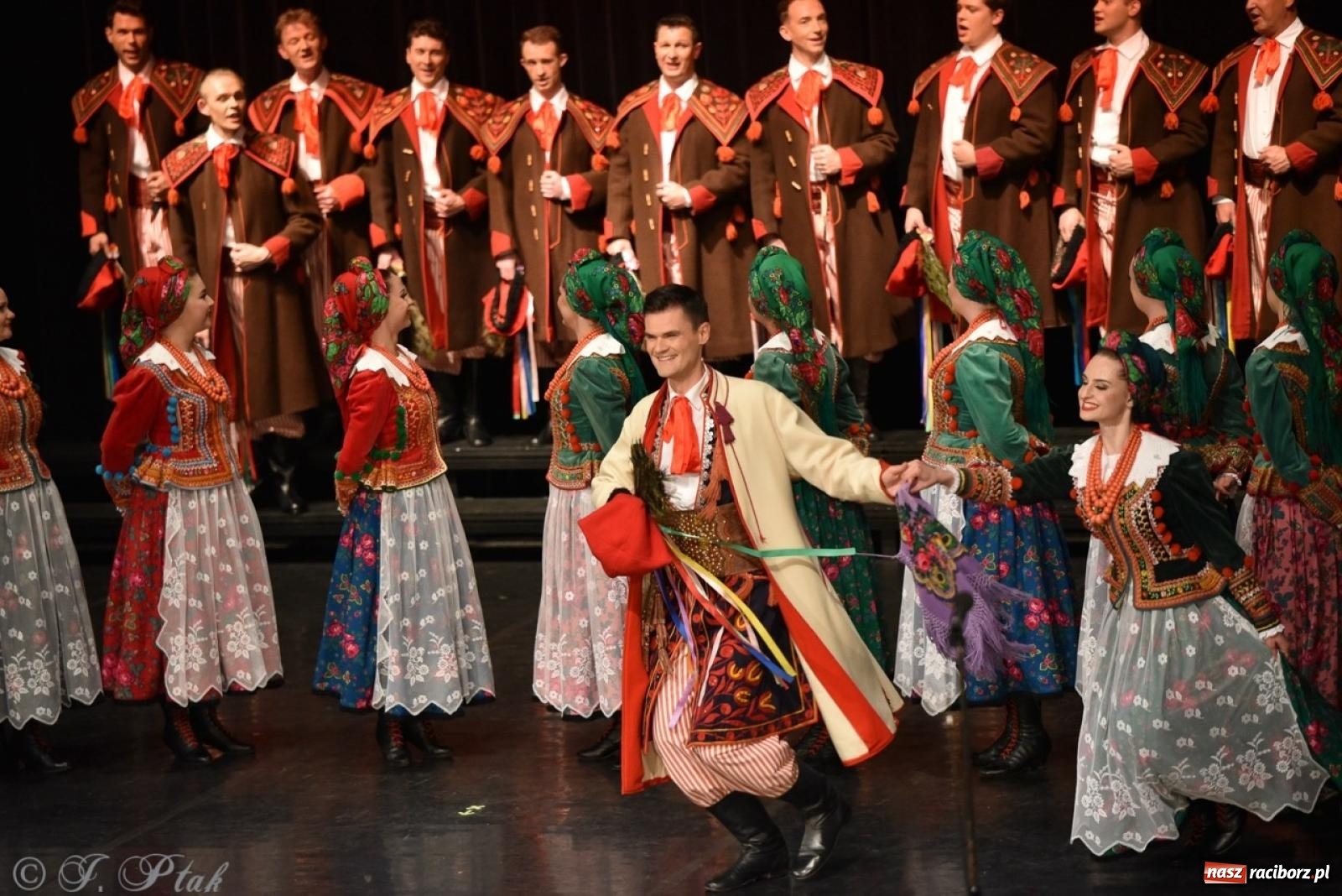 Zdjęcie w galerii na portalu naszraciborz.pl: ZPiT ŚLĄSK wrócił do Raciborza. Wyśmienity koncert na deskach RCK-u wiadomości z regionu