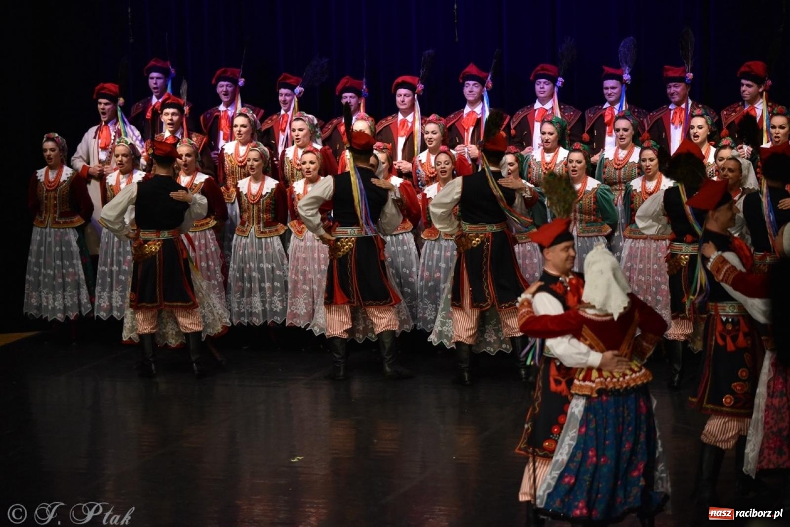 Zdjęcie w galerii na portalu naszraciborz.pl: ZPiT ŚLĄSK wrócił do Raciborza. Wyśmienity koncert na deskach RCK-u wiadomości z regionu