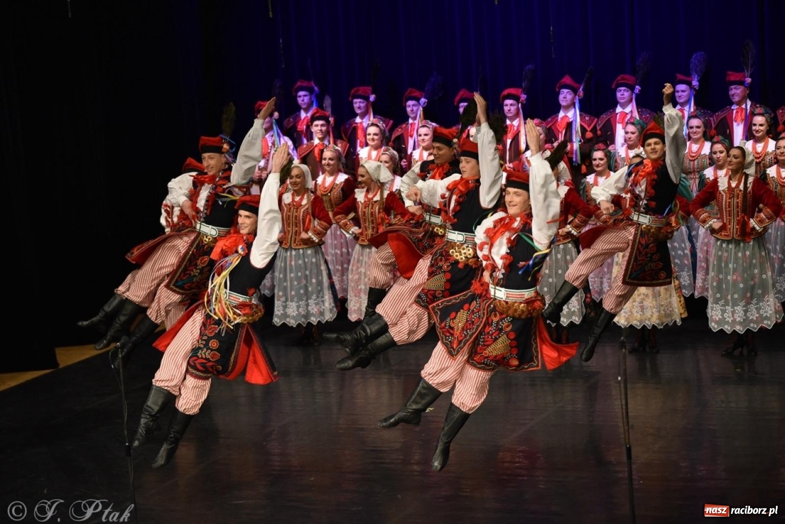 Zdjęcie w galerii na portalu naszraciborz.pl: ZPiT ŚLĄSK wrócił do Raciborza. Wyśmienity koncert na deskach RCK-u wiadomości z regionu