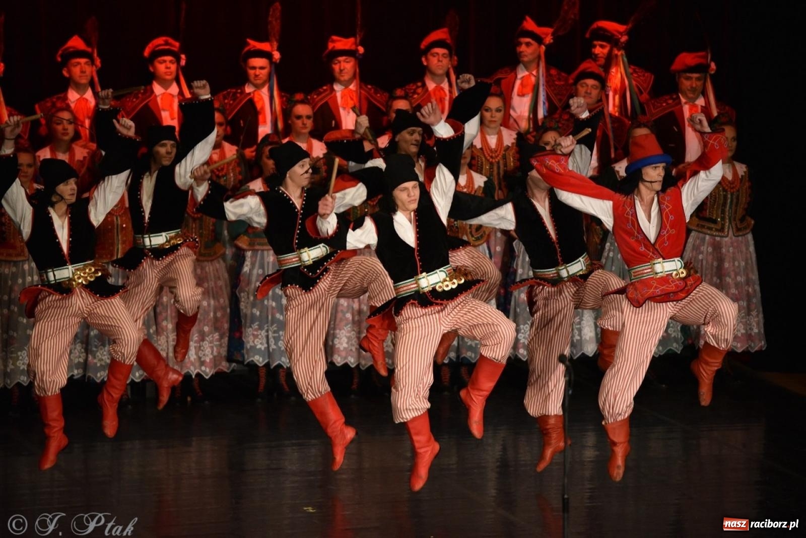 Zdjęcie w galerii na portalu naszraciborz.pl: ZPiT ŚLĄSK wrócił do Raciborza. Wyśmienity koncert na deskach RCK-u wiadomości z regionu