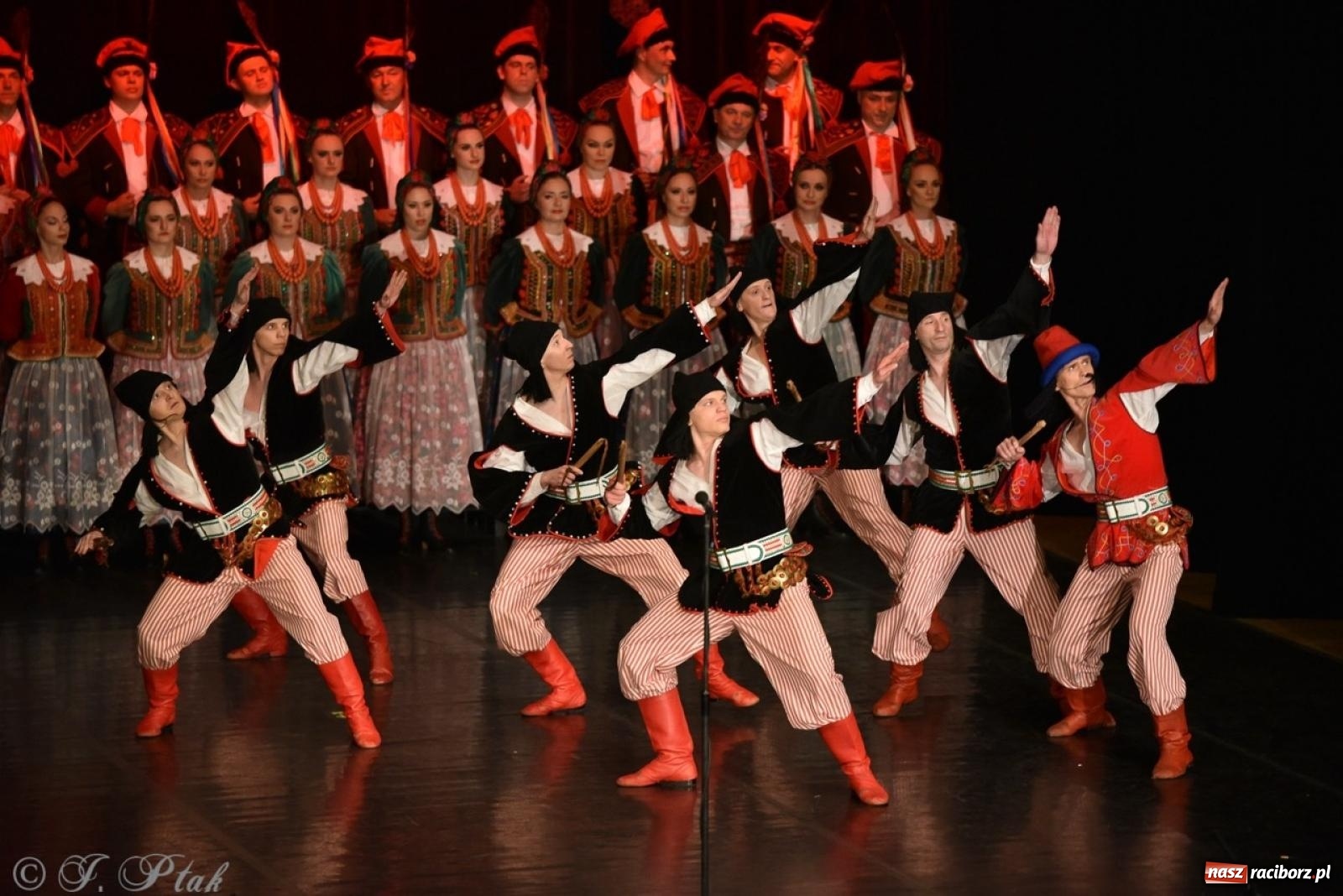 Zdjęcie w galerii na portalu naszraciborz.pl: ZPiT ŚLĄSK wrócił do Raciborza. Wyśmienity koncert na deskach RCK-u wiadomości z regionu