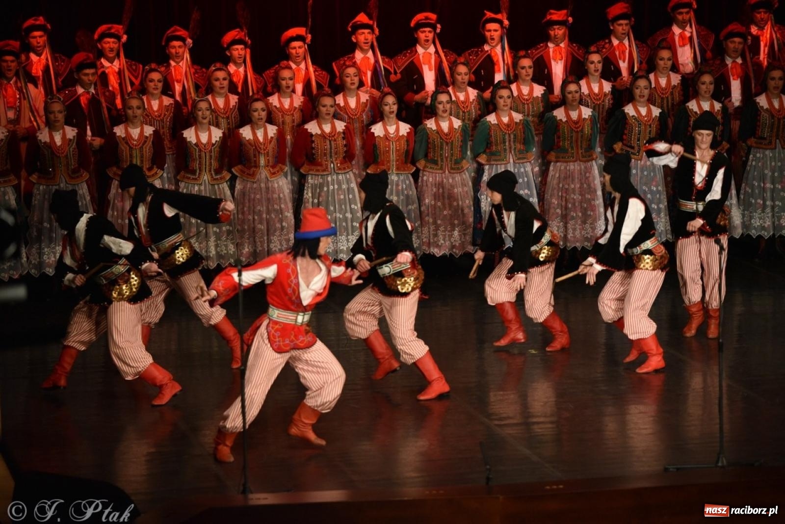 Zdjęcie w galerii na portalu naszraciborz.pl: ZPiT ŚLĄSK wrócił do Raciborza. Wyśmienity koncert na deskach RCK-u wiadomości z regionu