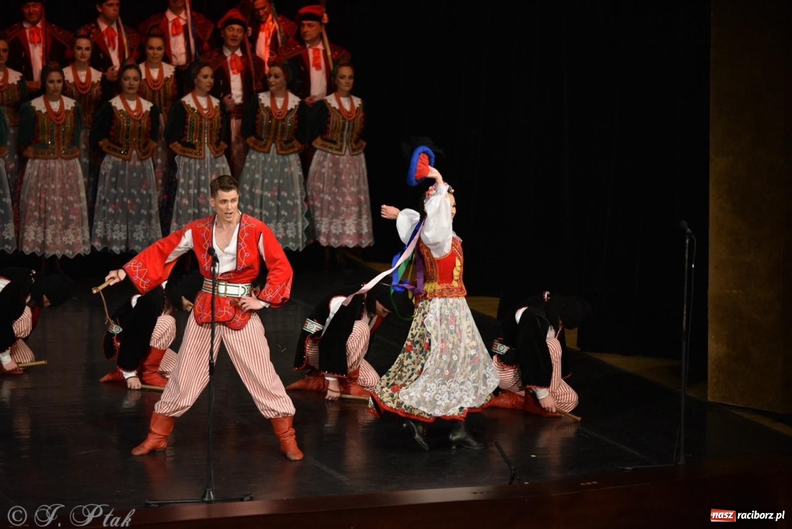 Zdjęcie w galerii na portalu naszraciborz.pl: ZPiT ŚLĄSK wrócił do Raciborza. Wyśmienity koncert na deskach RCK-u wiadomości z regionu