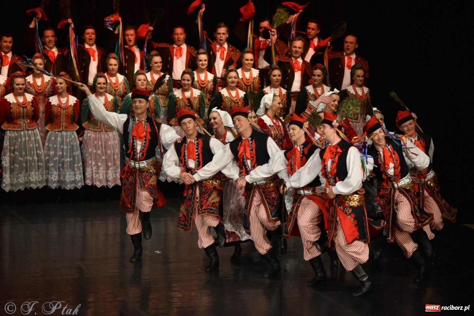 Zdjęcie w galerii na portalu naszraciborz.pl: ZPiT ŚLĄSK wrócił do Raciborza. Wyśmienity koncert na deskach RCK-u wiadomości z regionu