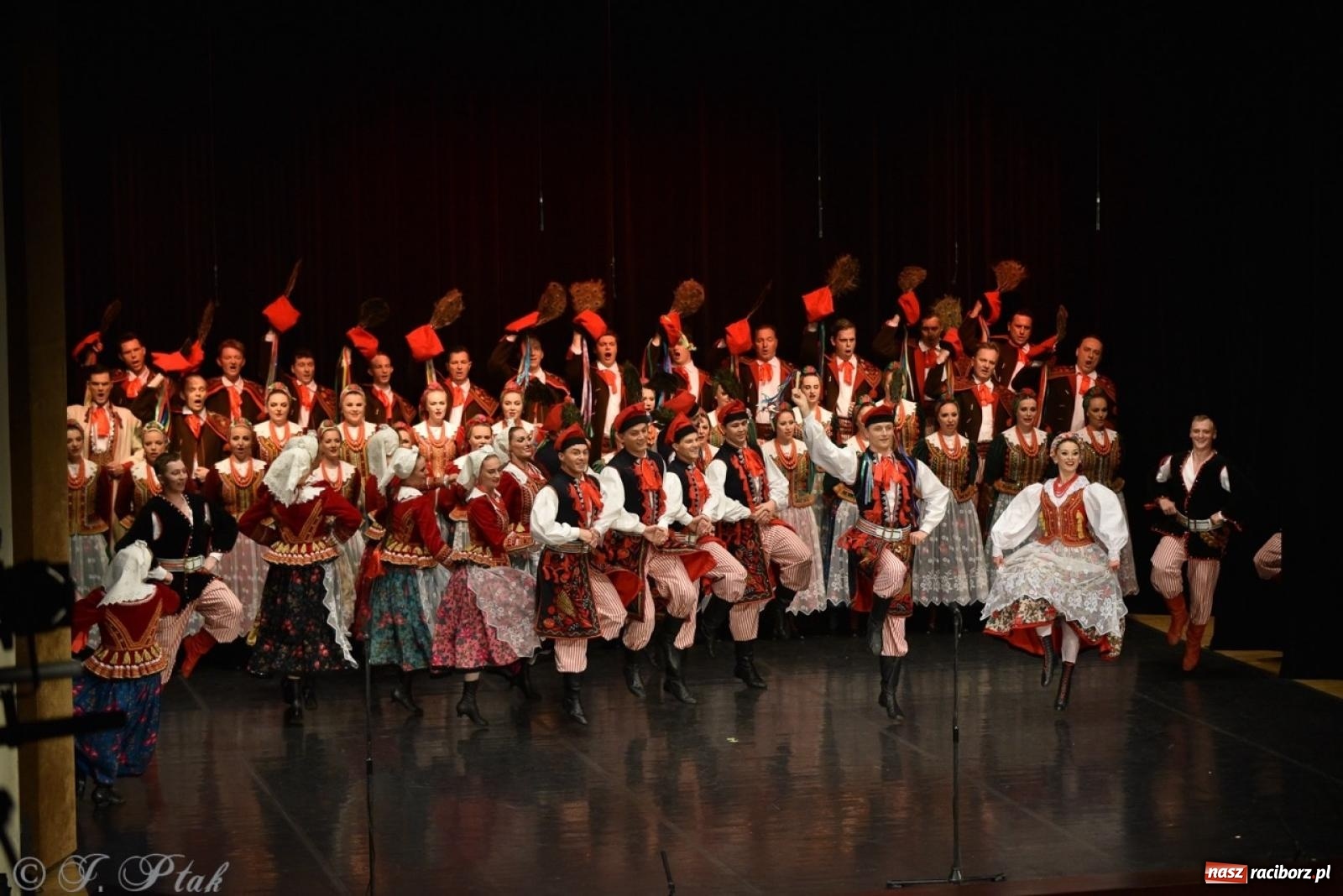 Zdjęcie w galerii na portalu naszraciborz.pl: ZPiT ŚLĄSK wrócił do Raciborza. Wyśmienity koncert na deskach RCK-u wiadomości z regionu