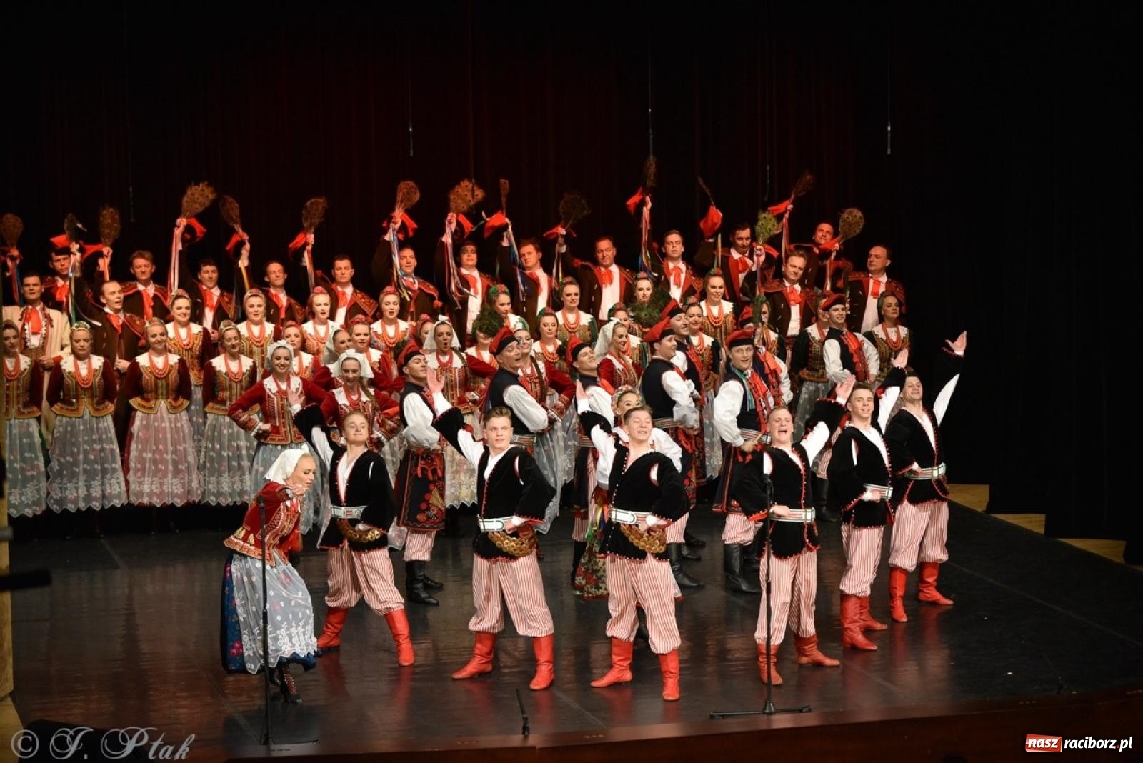 Zdjęcie w galerii na portalu naszraciborz.pl: ZPiT ŚLĄSK wrócił do Raciborza. Wyśmienity koncert na deskach RCK-u wiadomości z regionu