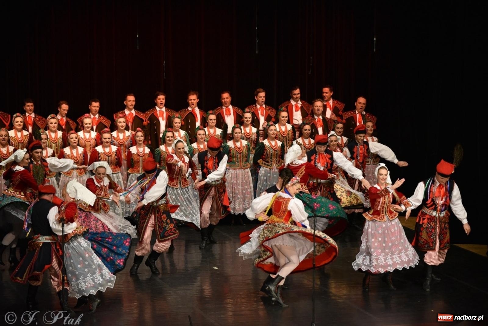 Zdjęcie w galerii na portalu naszraciborz.pl: ZPiT ŚLĄSK wrócił do Raciborza. Wyśmienity koncert na deskach RCK-u wiadomości z regionu