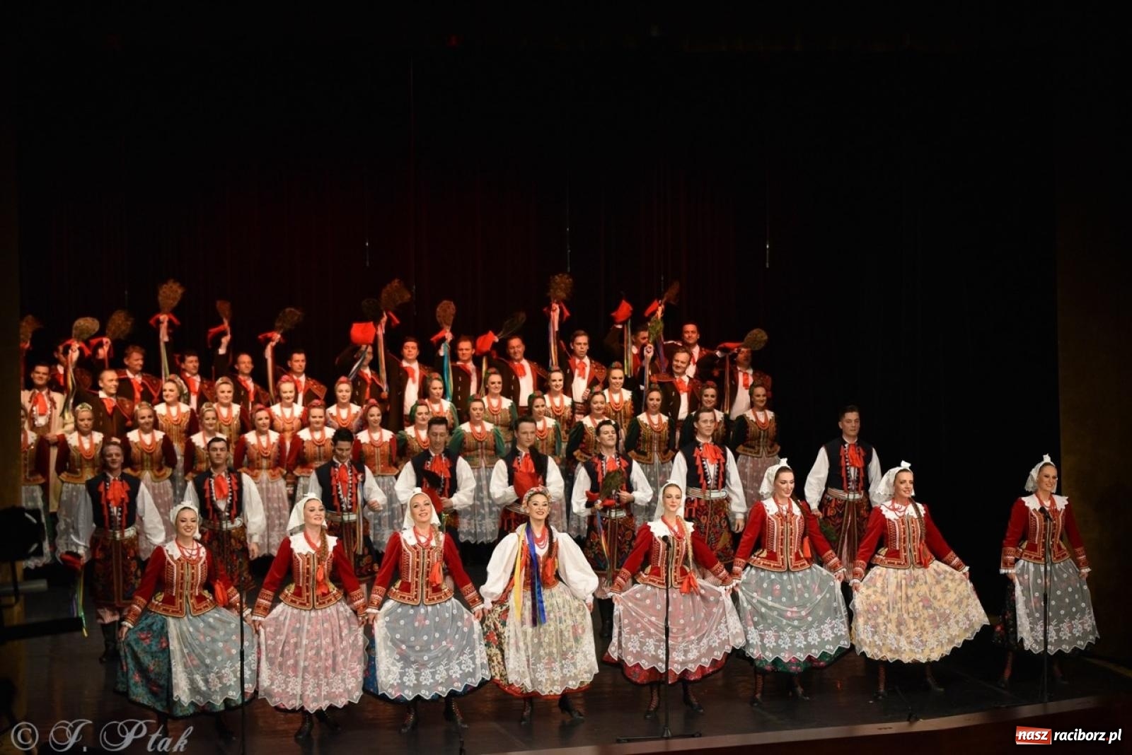 Zdjęcie w galerii na portalu naszraciborz.pl: ZPiT ŚLĄSK wrócił do Raciborza. Wyśmienity koncert na deskach RCK-u wiadomości z regionu