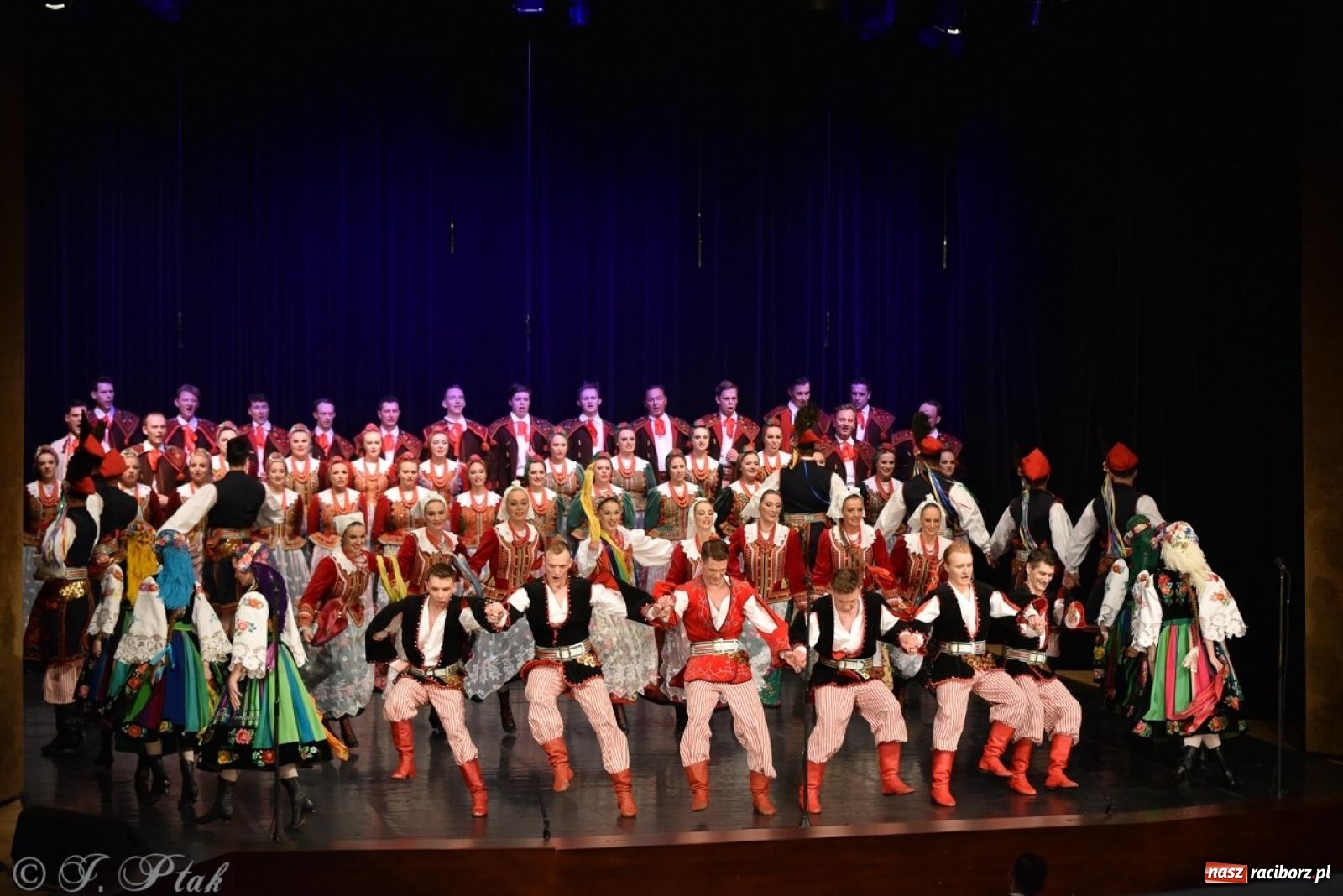 Zdjęcie w galerii na portalu naszraciborz.pl: ZPiT ŚLĄSK wrócił do Raciborza. Wyśmienity koncert na deskach RCK-u wiadomości z regionu