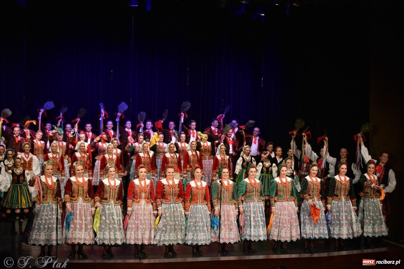 Zdjęcie w galerii na portalu naszraciborz.pl: ZPiT ŚLĄSK wrócił do Raciborza. Wyśmienity koncert na deskach RCK-u wiadomości z regionu