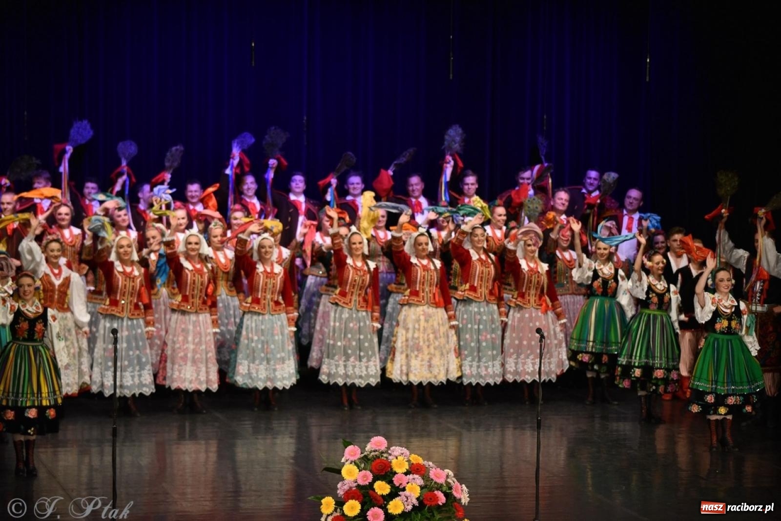 Zdjęcie w galerii na portalu naszraciborz.pl: ZPiT ŚLĄSK wrócił do Raciborza. Wyśmienity koncert na deskach RCK-u wiadomości z regionu