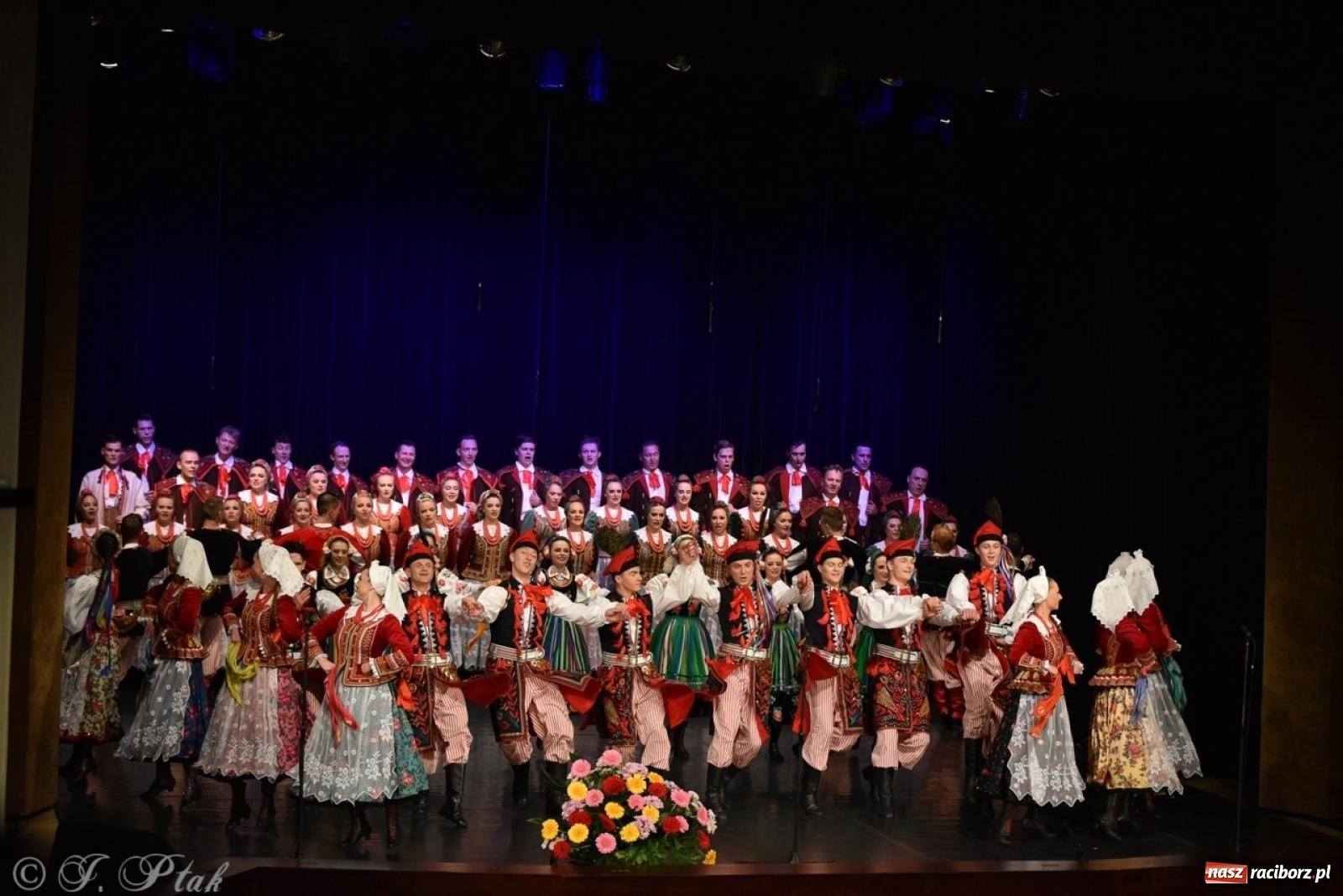 Zdjęcie w galerii na portalu naszraciborz.pl: ZPiT ŚLĄSK wrócił do Raciborza. Wyśmienity koncert na deskach RCK-u wiadomości z regionu