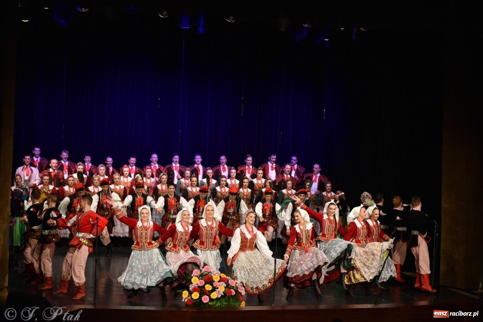 Zdjęcie w galerii na portalu naszraciborz.pl: ZPiT ŚLĄSK wrócił do Raciborza. Wyśmienity koncert na deskach RCK-u wiadomości z regionu