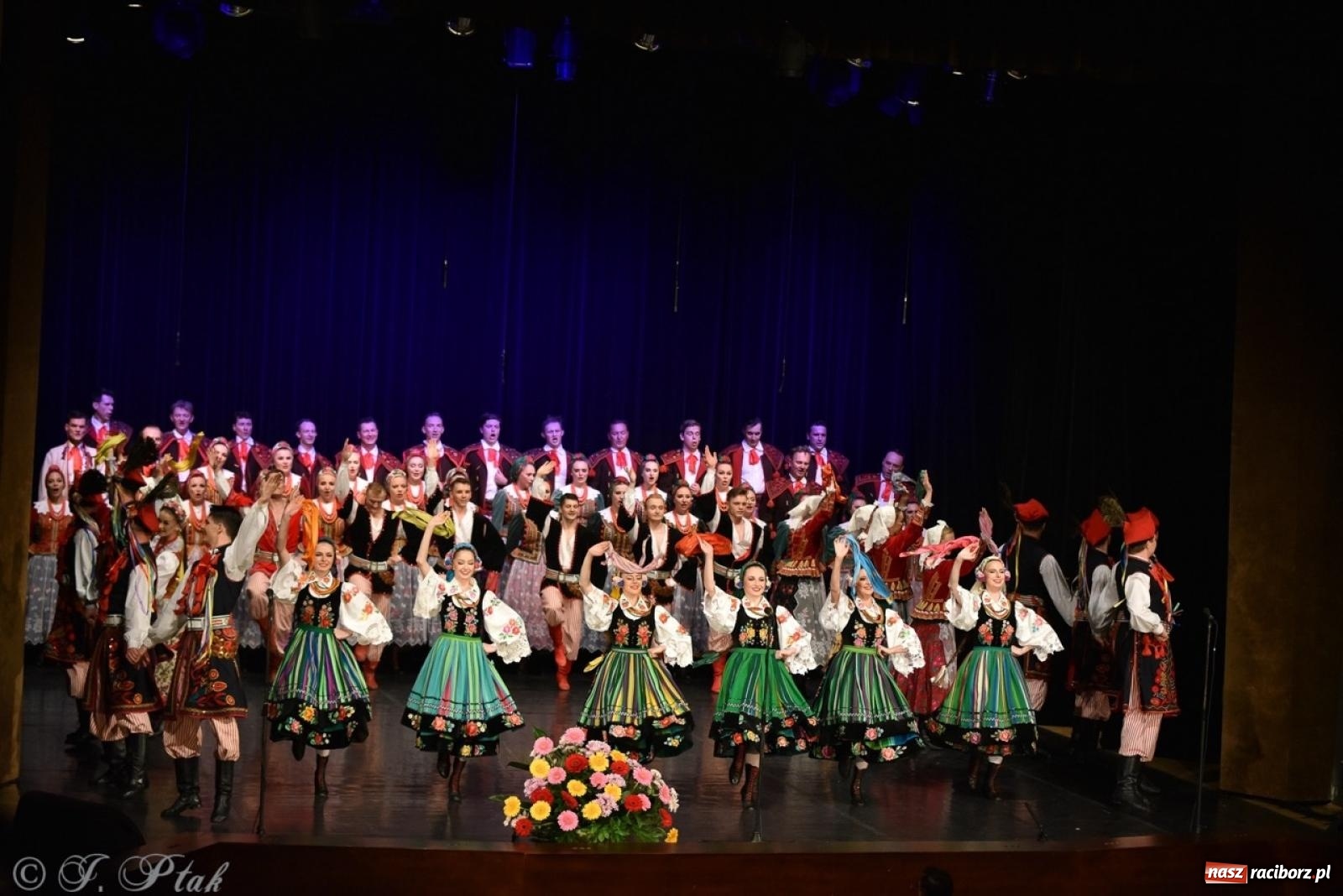 Zdjęcie w galerii na portalu naszraciborz.pl: ZPiT ŚLĄSK wrócił do Raciborza. Wyśmienity koncert na deskach RCK-u wiadomości z regionu