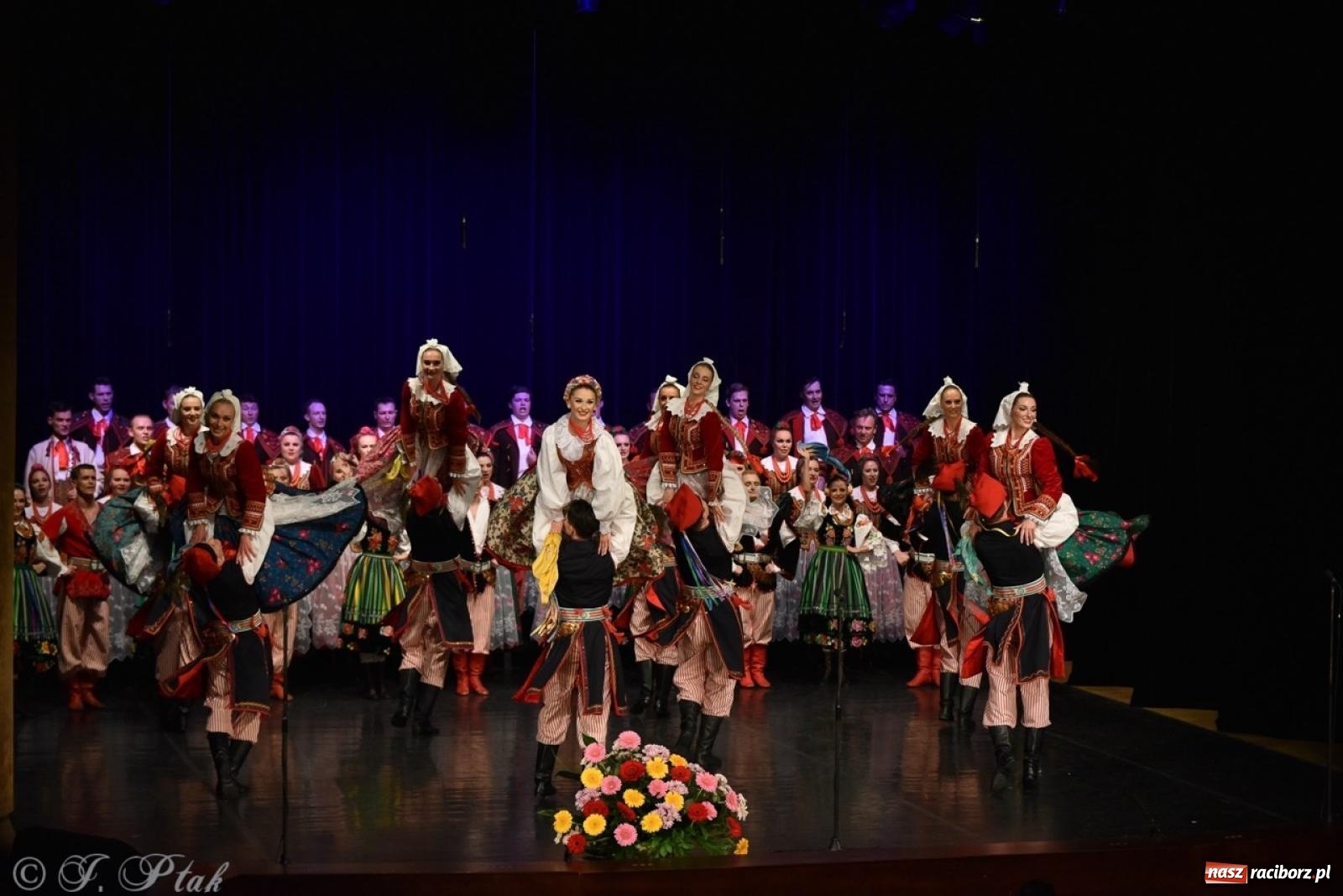 Zdjęcie w galerii na portalu naszraciborz.pl: ZPiT ŚLĄSK wrócił do Raciborza. Wyśmienity koncert na deskach RCK-u wiadomości z regionu