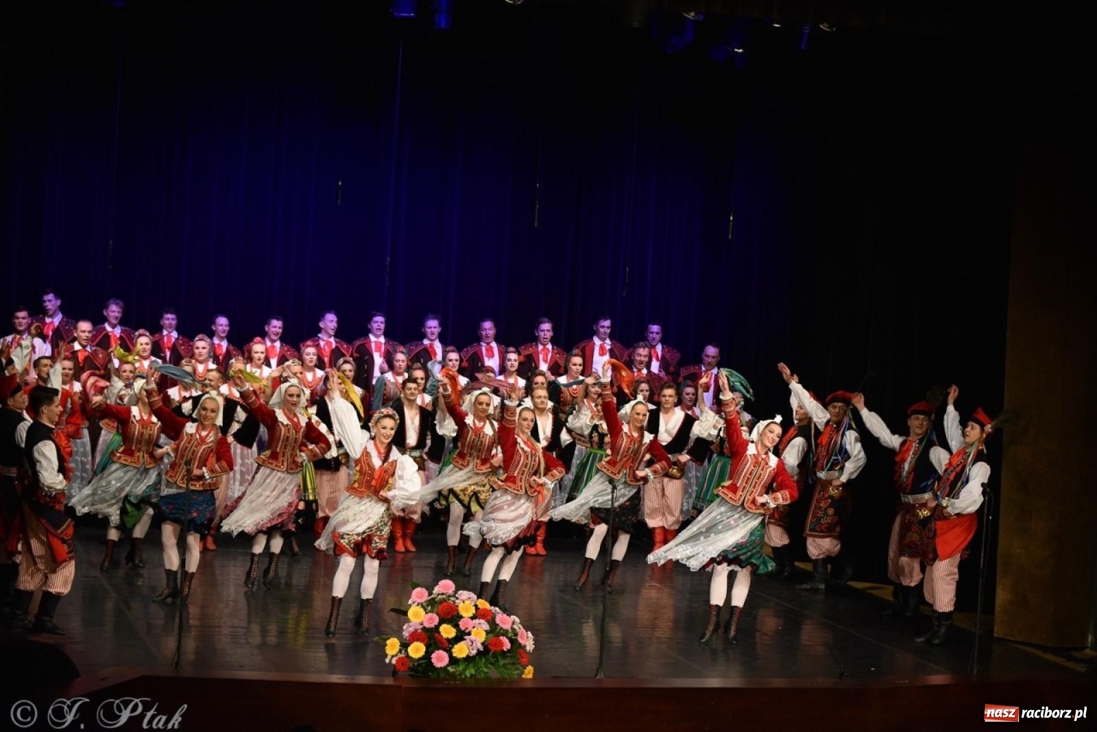 Zdjęcie w galerii na portalu naszraciborz.pl: ZPiT ŚLĄSK wrócił do Raciborza. Wyśmienity koncert na deskach RCK-u wiadomości z regionu