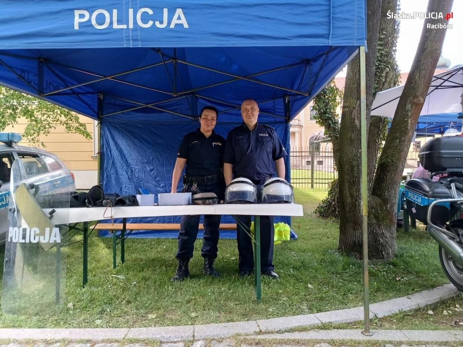 Zdjęcie w galerii na portalu naszraciborz.pl: Policjanci z Kuźni Raciborskiej na kiermaszu rękodzieła w Rudach wiadomości z regionu