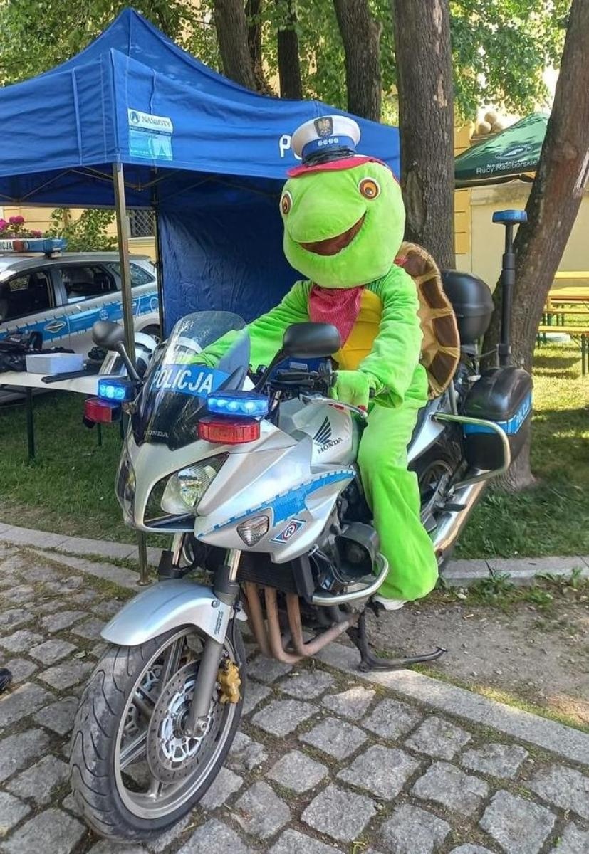 Zdjęcie w galerii na portalu naszraciborz.pl: Policjanci z Kuźni Raciborskiej na kiermaszu rękodzieła w Rudach wiadomości z regionu