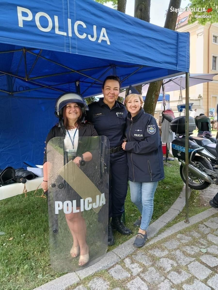Zdjęcie w galerii na portalu naszraciborz.pl: Policjanci z Kuźni Raciborskiej na kiermaszu rękodzieła w Rudach wiadomości z regionu