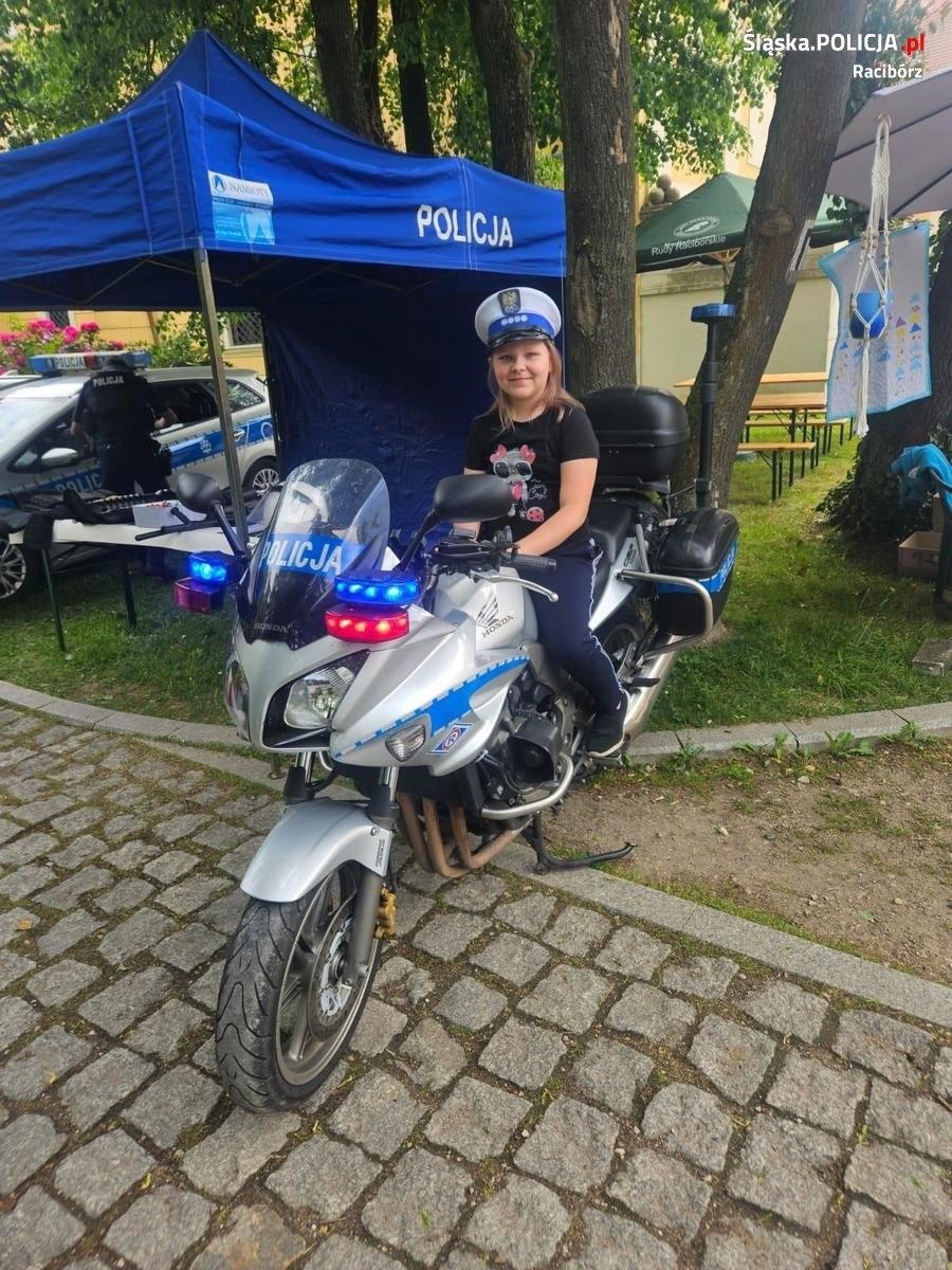 Zdjęcie w galerii na portalu naszraciborz.pl: Policjanci z Kuźni Raciborskiej na kiermaszu rękodzieła w Rudach wiadomości z regionu