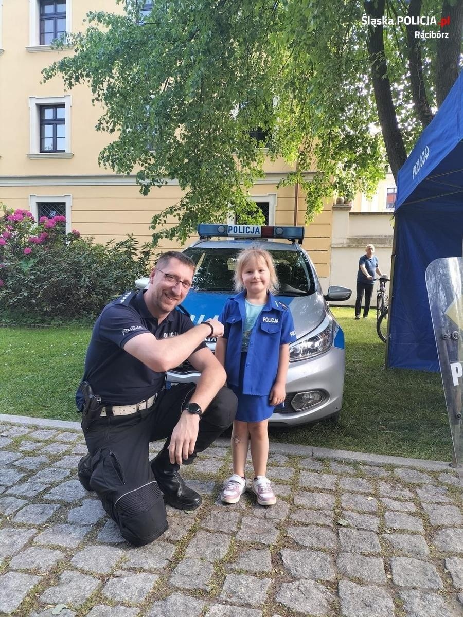 Zdjęcie w galerii na portalu naszraciborz.pl: Policjanci z Kuźni Raciborskiej na kiermaszu rękodzieła w Rudach wiadomości z regionu