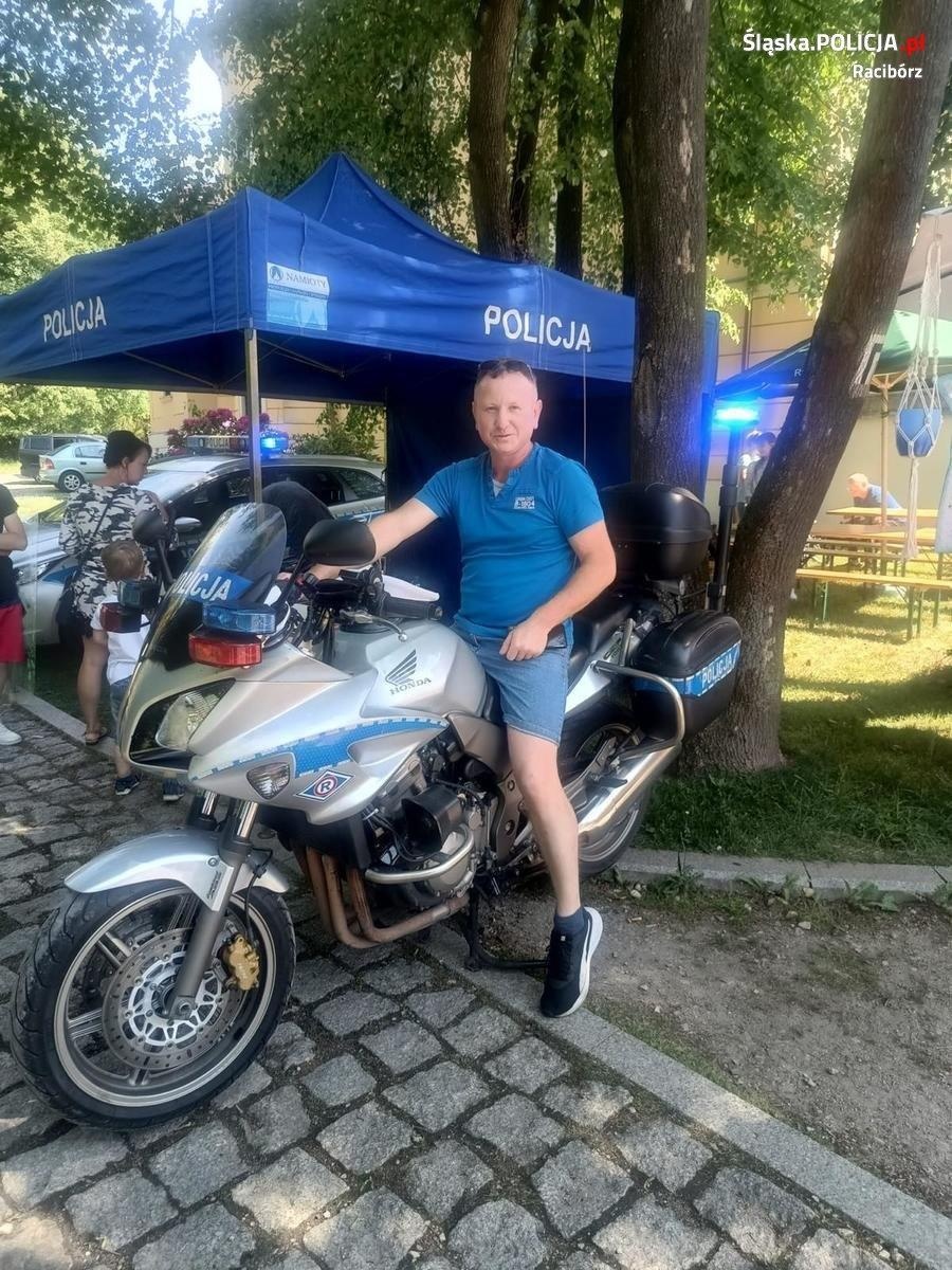 Zdjęcie w galerii na portalu naszraciborz.pl: Policjanci z Kuźni Raciborskiej na kiermaszu rękodzieła w Rudach wiadomości z regionu