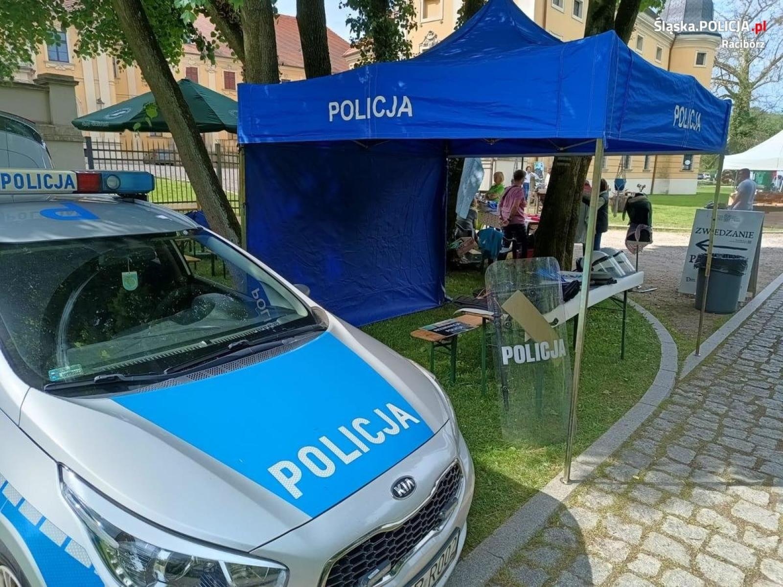 Zdjęcie w galerii na portalu naszraciborz.pl: Policjanci z Kuźni Raciborskiej na kiermaszu rękodzieła w Rudach wiadomości z regionu