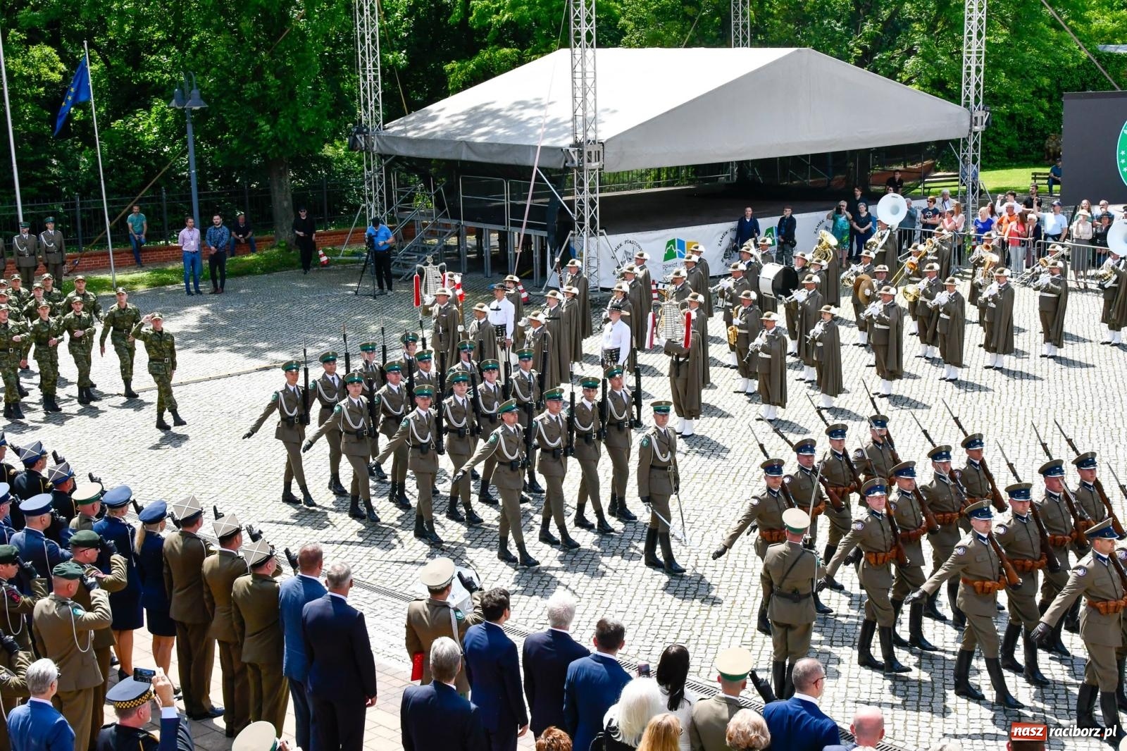 Zdjęcie w galerii na portalu naszraciborz.pl: Śląska Straż Graniczna świętowała na raciborskim zamku [FOTO i WIDEO] wiadomości z regionu