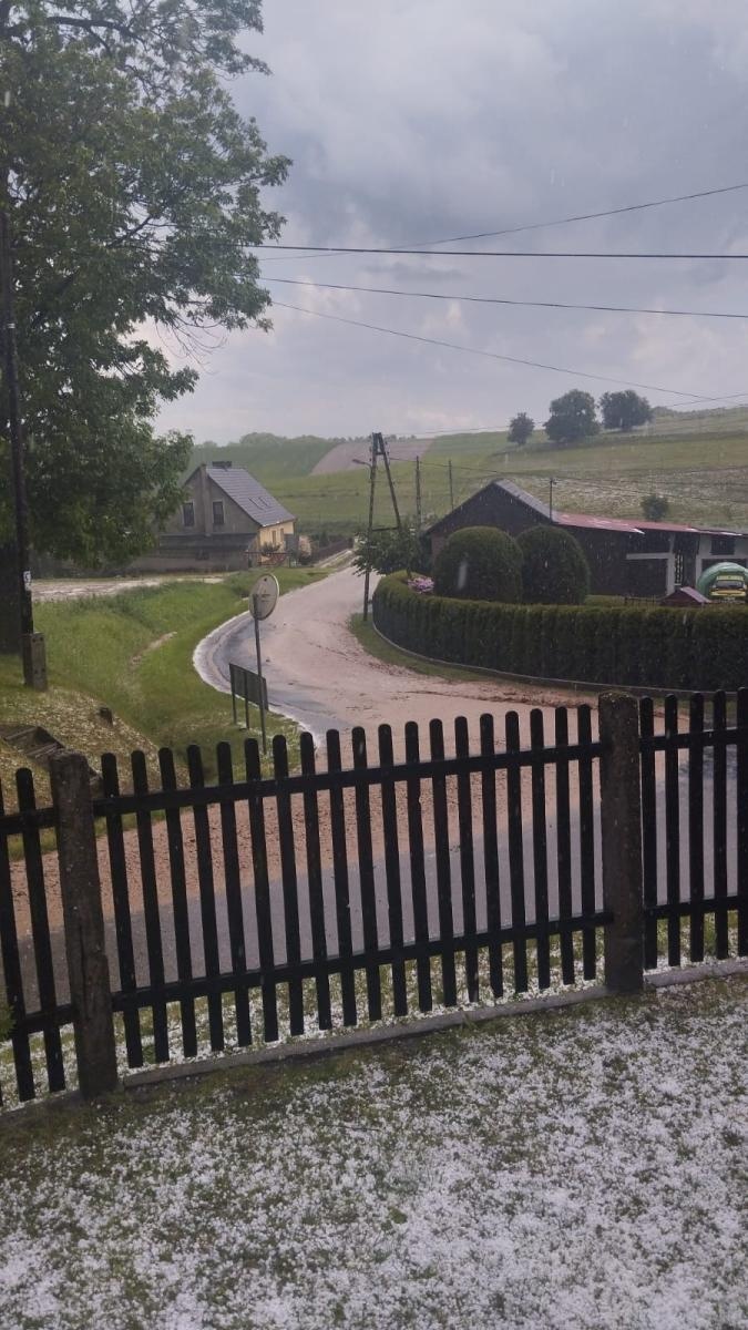 Zdjęcie w galerii na portalu naszraciborz.pl: Błoto na jezdniach i zalana piwnica restauracji. Strażacka walka ze skutkami nawałnicy wiadomości z regionu