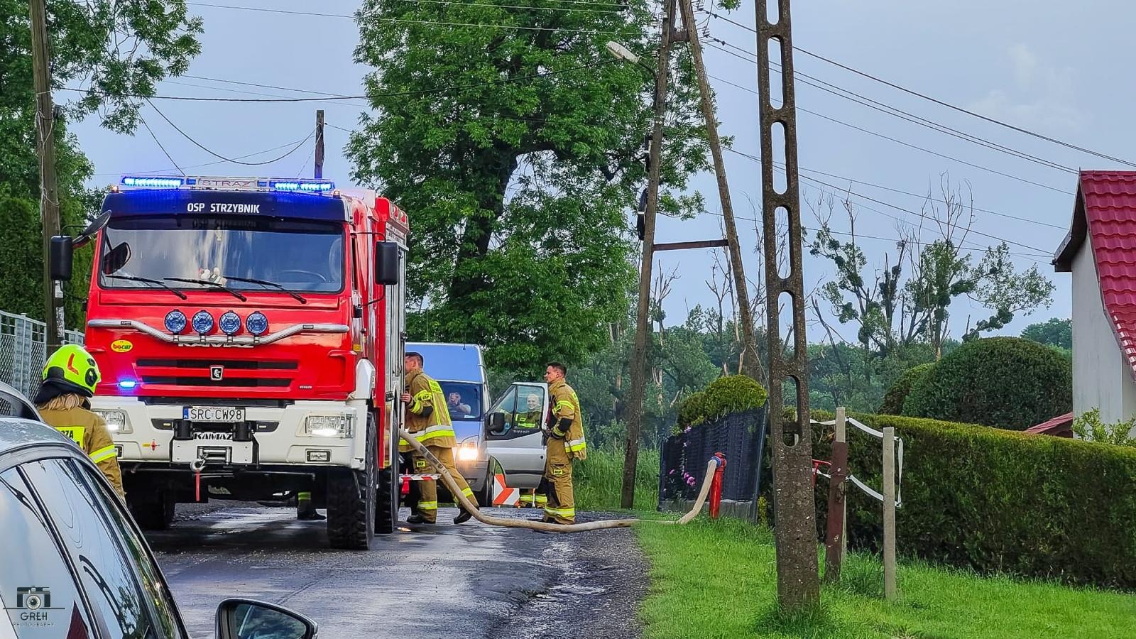 Zdjęcie w galerii na portalu naszraciborz.pl: Błoto na jezdniach i zalana piwnica restauracji. Strażacka walka ze skutkami nawałnicy wiadomości z regionu