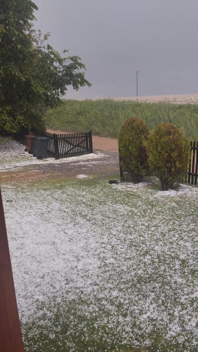 Zdjęcie w galerii na portalu naszraciborz.pl: Błoto na jezdniach i zalana piwnica restauracji. Strażacka walka ze skutkami nawałnicy wiadomości z regionu