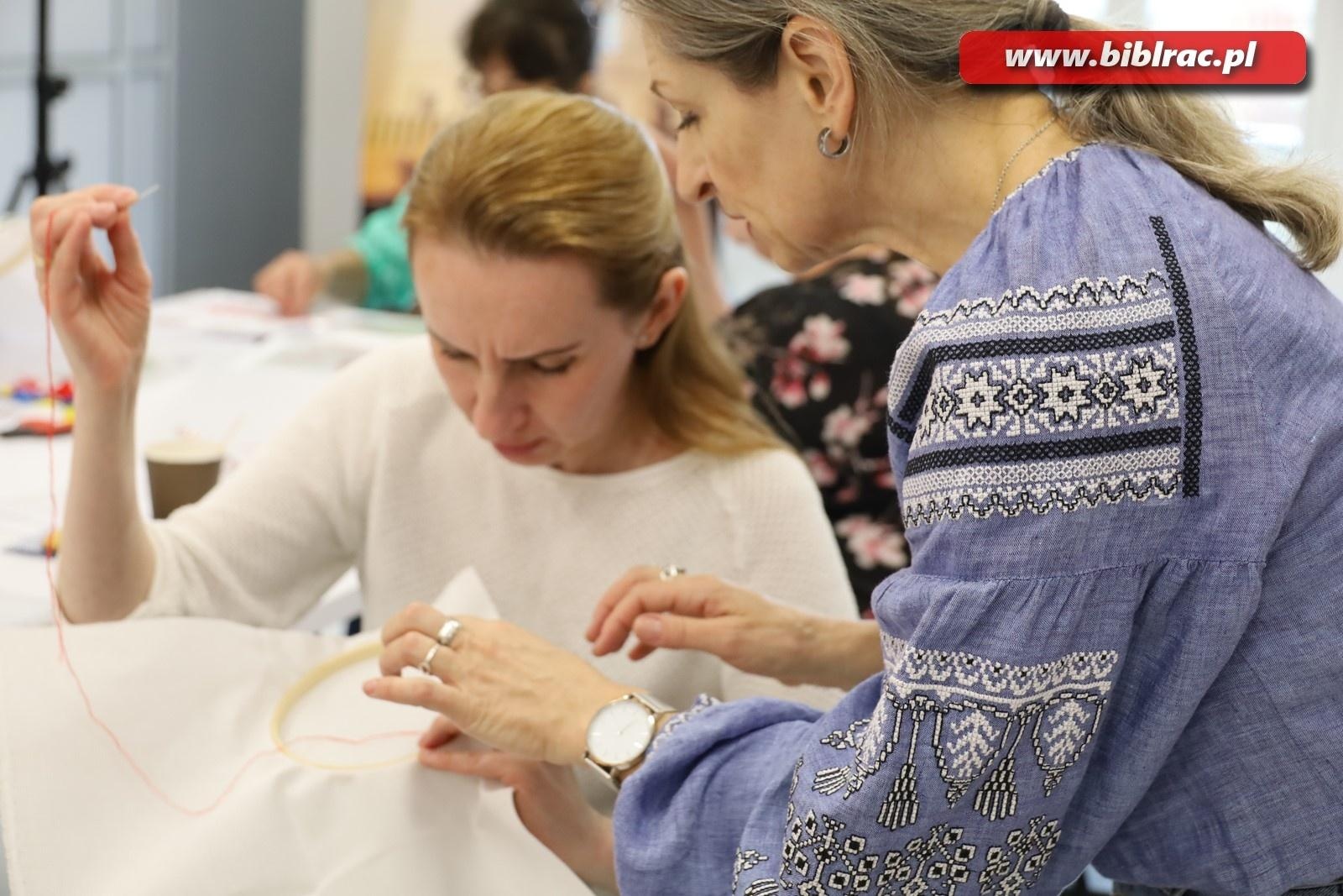 Zdjęcie w galerii na portalu naszraciborz.pl: Międzynarodowy Dzień Wyszywanki w Raciborzu wiadomości z regionu