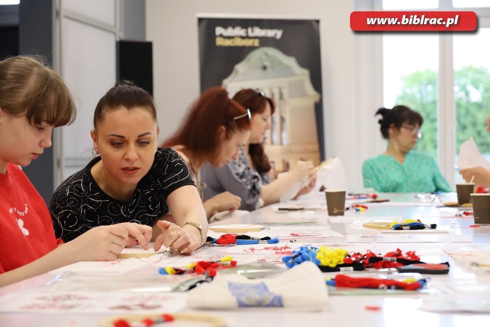 Zdjęcie w galerii na portalu naszraciborz.pl: Międzynarodowy Dzień Wyszywanki w Raciborzu wiadomości z regionu