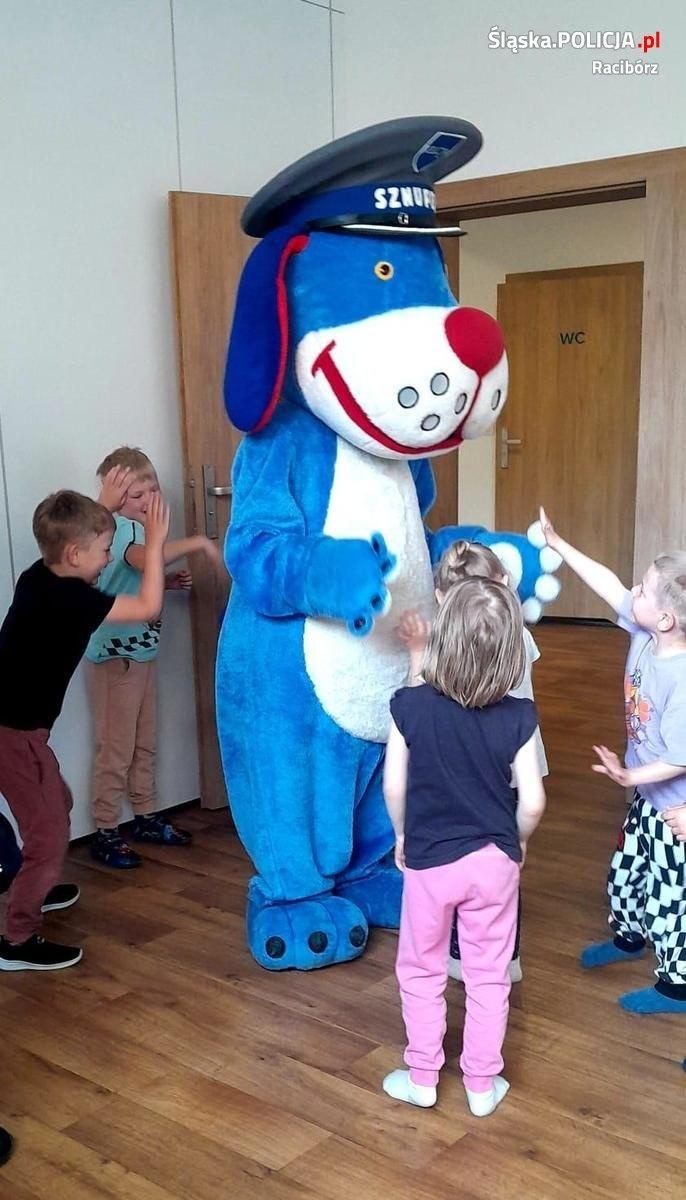 Zdjęcie w galerii na portalu naszraciborz.pl: Raciborscy dzielnicowi z wizytą w przedszkolu wiadomości z regionu