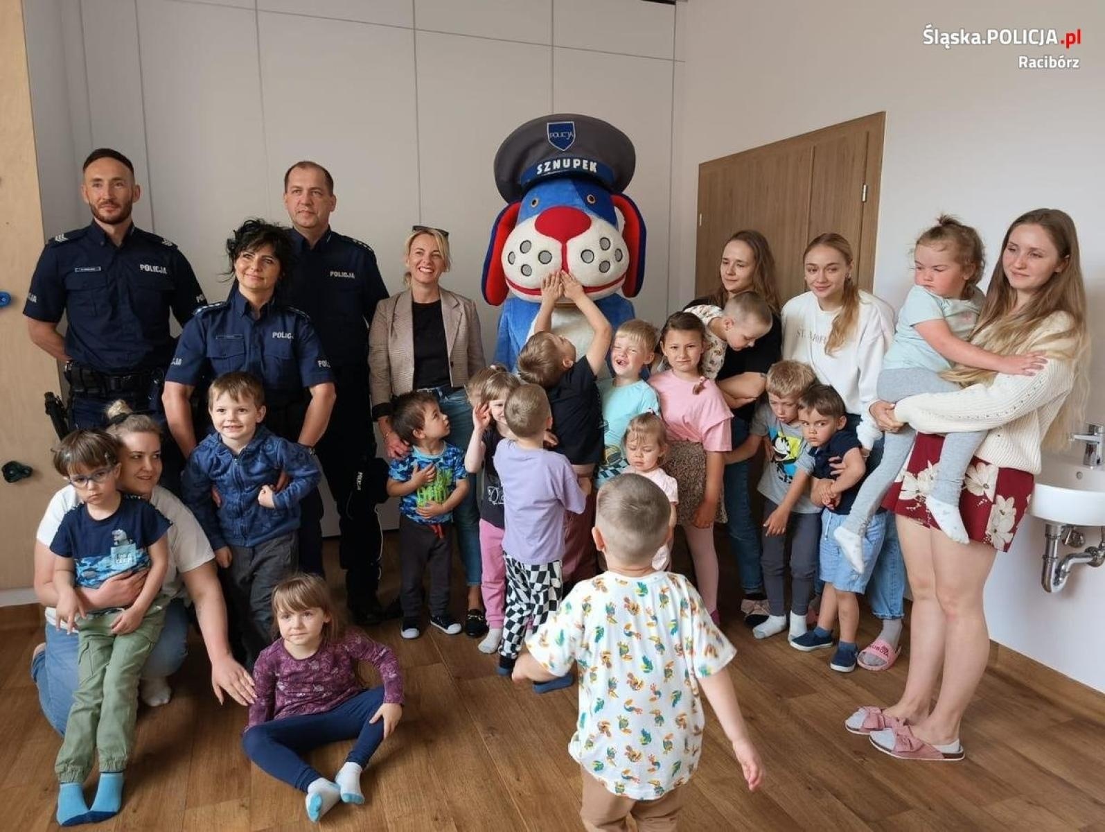 Zdjęcie w galerii na portalu naszraciborz.pl: Raciborscy dzielnicowi z wizytą w przedszkolu wiadomości z regionu